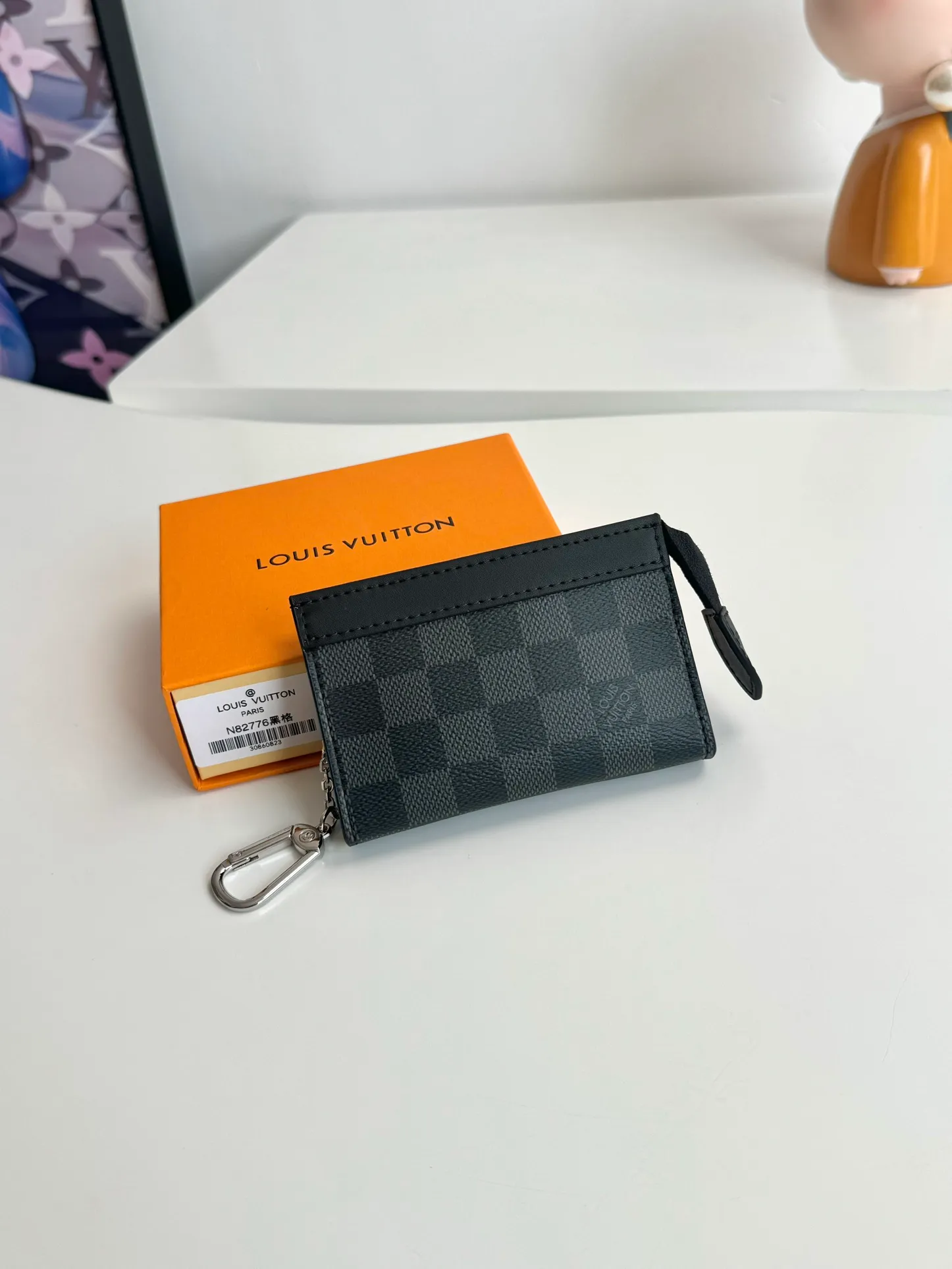 Factory price 300 🇫🇷Overseas original order M82776 black grid exclusive real shot! This Voyage key bag is made of Monogram Eclipse canvas with cowhide leather trim. It has a zipper closure to securely store coins, folded bills, cards and keys. The hook fastener secures easily to the D-ring inside the Louis Vuitton bag. Size: 12×7.5×3cm