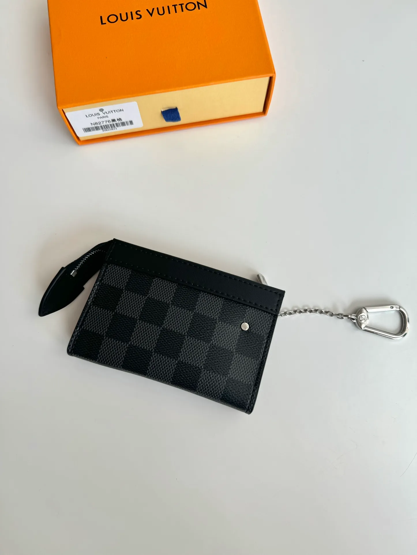 Factory price 300 🇫🇷Overseas original order M82776 black grid exclusive real shot! This Voyage key bag is made of Monogram Eclipse canvas with cowhide leather trim. It has a zipper closure to securely store coins, folded bills, cards and keys. The hook fastener secures easily to the D-ring inside the Louis Vuitton bag. Size: 12×7.5×3cm
