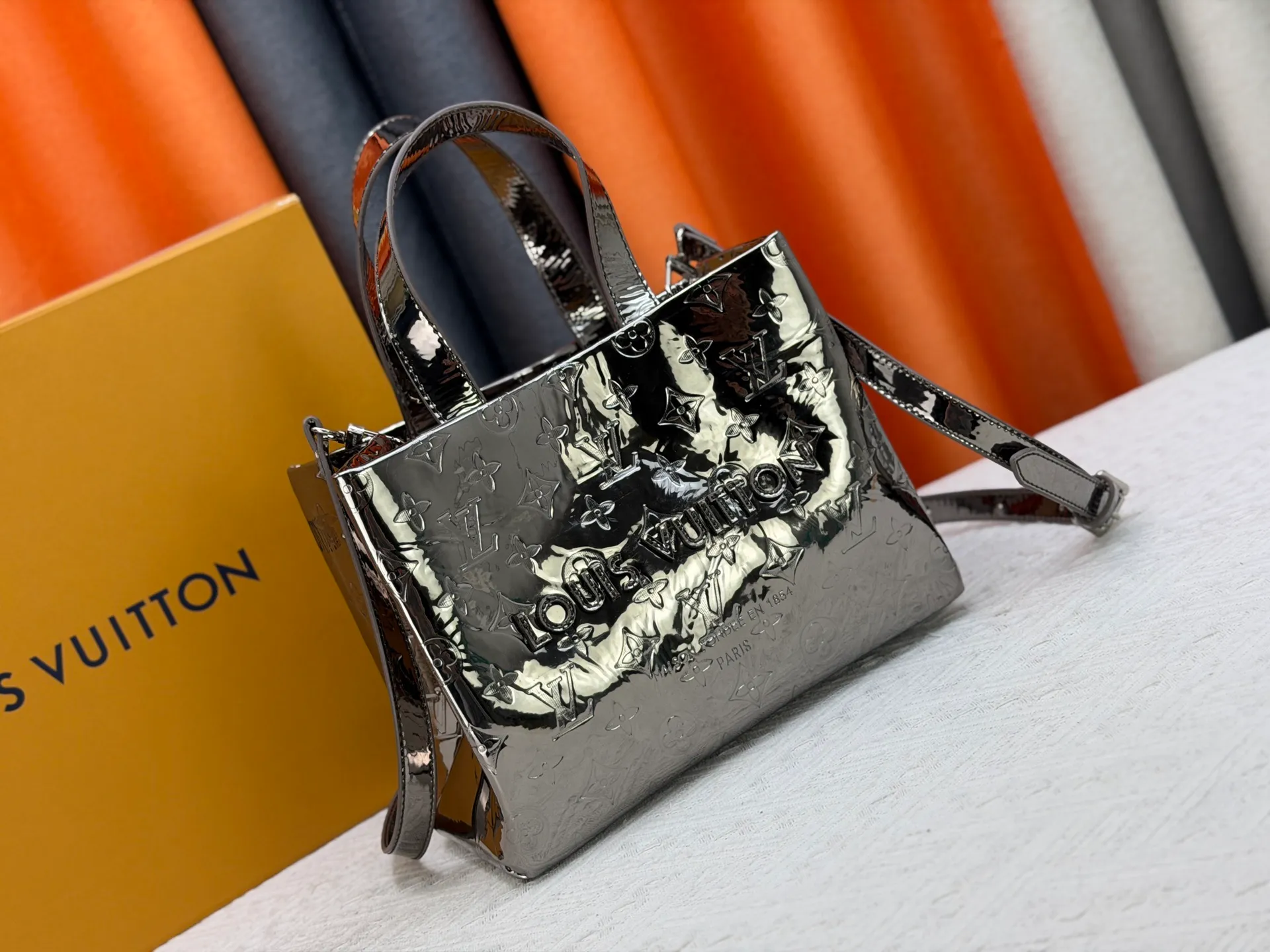 P300 M13940 Mirror Silver Rose Gold Gunmetal Brown Gradient Pink Gradient Blue Khaki Colored Plaid Black Plaid Presbyopia Orange Black Green Pink PHARREL and NIGO collection’s joint series top original order This Shopper medium handbag draws inspiration from Louis Vuitton shopping bags, expressing Louis Vuitton and Maison Fondée En 1854 in soft cow leather Lettering, top handle and removable shoulder strap. 25x19x11 • Cow leather • Cow leather trim • Textile lining • Metal hardware • Musketon closure • Main compartment • Zip pocket • Double patch pockets • Handles: Double handle