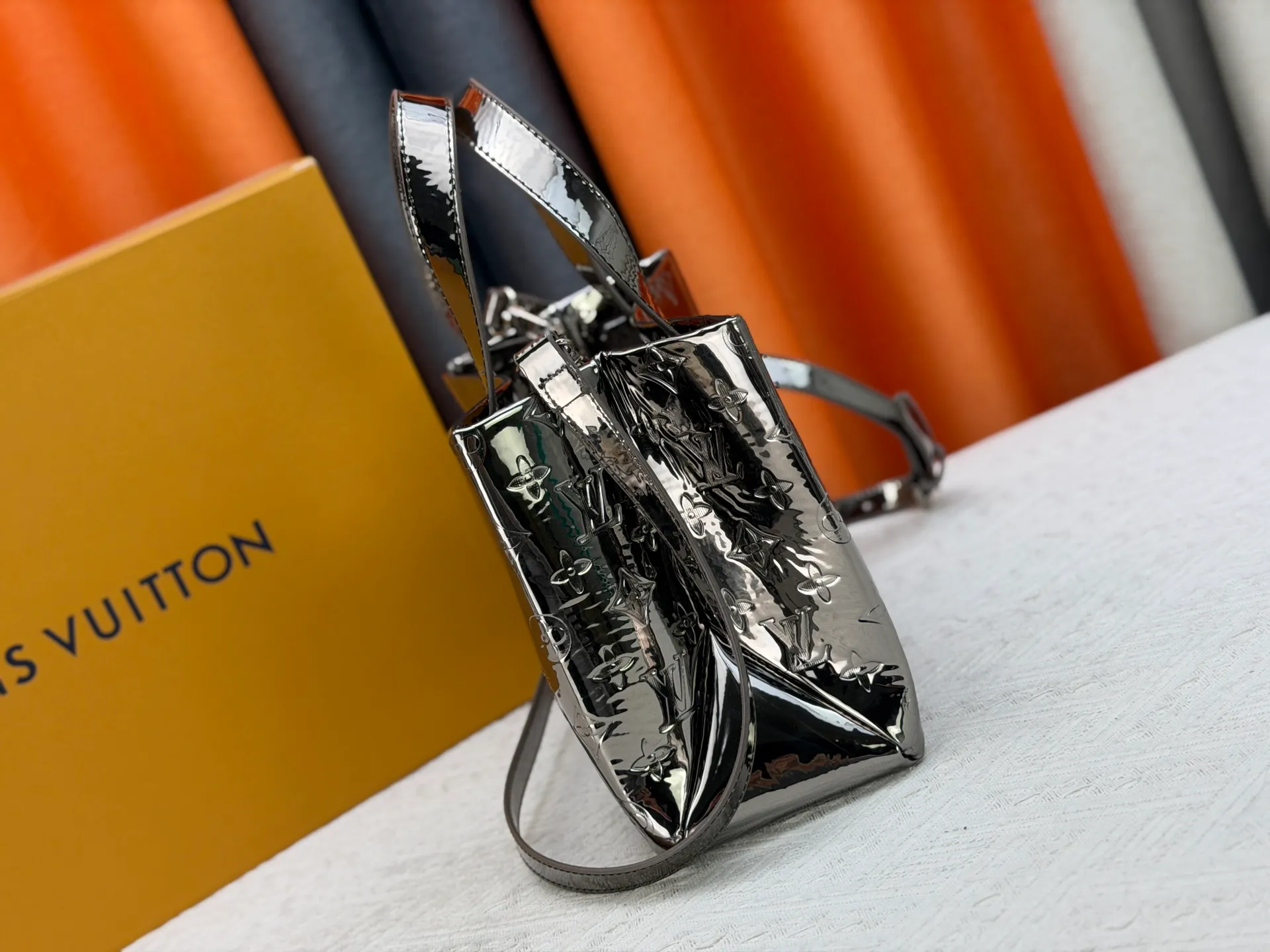P300 M13940 Mirror Silver Rose Gold Gunmetal Brown Gradient Pink Gradient Blue Khaki Colored Plaid Black Plaid Presbyopia Orange Black Green Pink PHARREL and NIGO collection’s joint series top original order This Shopper medium handbag draws inspiration from Louis Vuitton shopping bags, expressing Louis Vuitton and Maison Fondée En 1854 in soft cow leather Lettering, top handle and removable shoulder strap. 25x19x11 • Cow leather • Cow leather trim • Textile lining • Metal hardware • Musketon closure • Main compartment • Zip pocket • Double patch pockets • Handles: Double handle