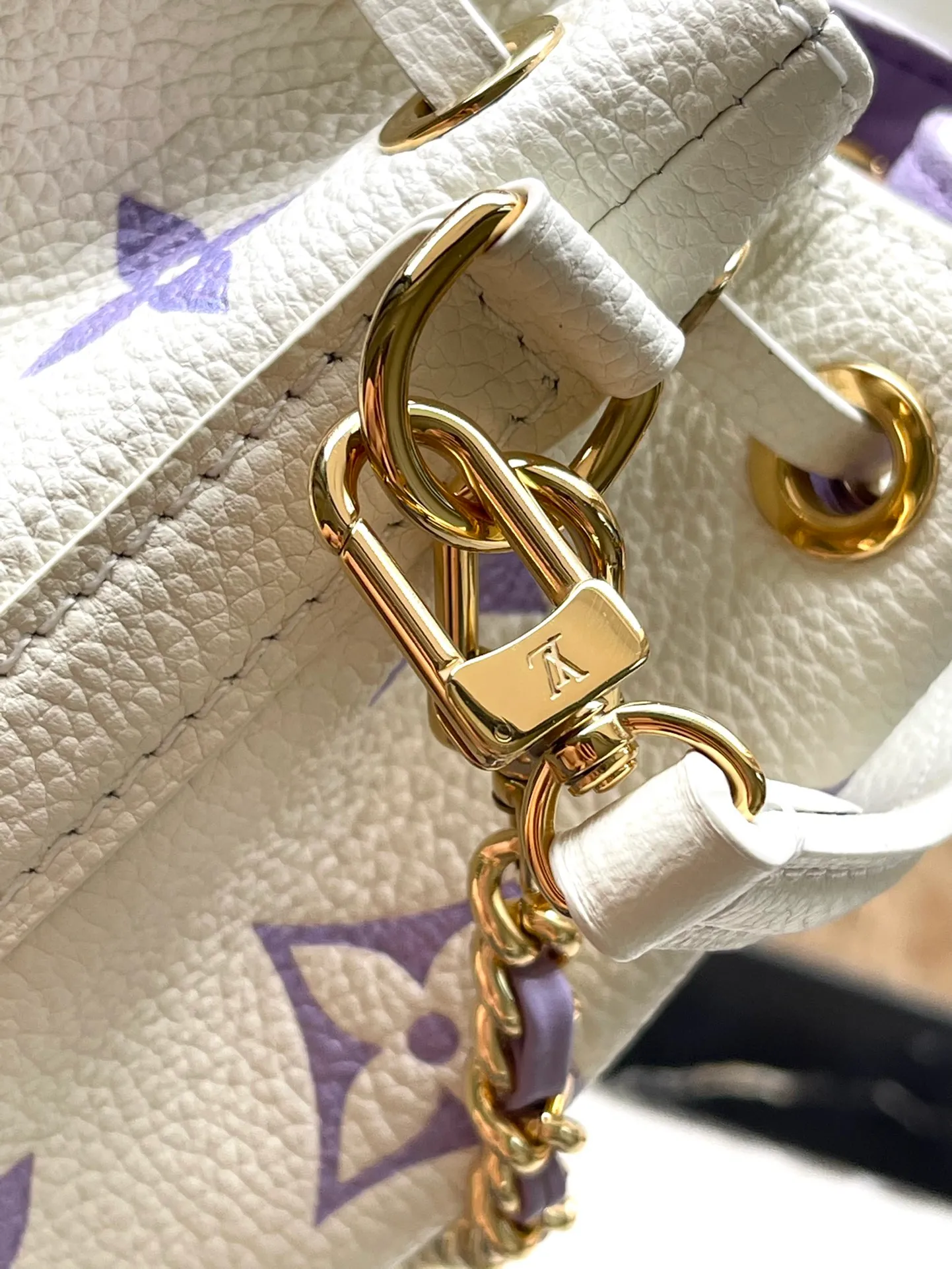 💰940 (top layer leather) top original order M82933 purple. Support counter inspection. The photos taken of duty-free goods are consistent with the product without unpacking. This product is an exclusive duty-free product in the market and is the highest-end product. Inspection is supported. This product has passed strict inspection and is flawless. Please wear gloves when touching the product. This product is not returnable or exchangeable. Please confirm the product first and then remove the label on the handle. This product is temporarily not open to the public, only regular customers, and is in short supply. Dimensions: 13 x 16 x 10 cm