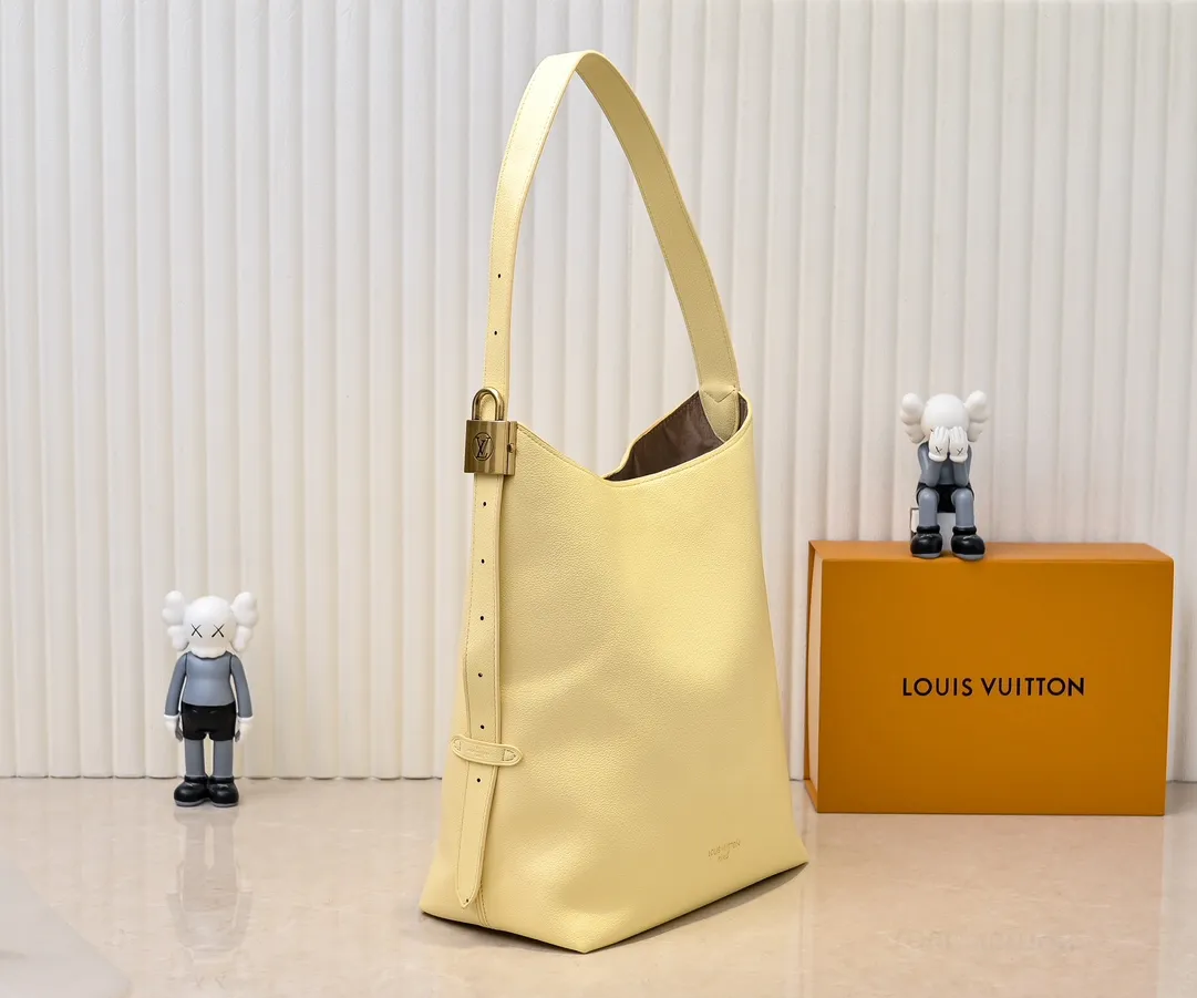 💰Large 150; Small 280💰Upgraded original (imitation original) M24988 M24974 M24856 M25022 M25352 M25353 M25354 This Low Key Hobo handbag is made of smooth cow leather with suede cow leather lining. It can accommodate short wallets, large smartphones, keys and other small items. The shoulder strap is adjustable with a padlock buckle, and a removable Monogram canvas zippered interior pocket keeps it organized. Dimensions: Large 31.0 x 35.0 x 18.0 cm (L x H x W), Small 24.0 x 28.0 x 16.0 cm (L x H x W)