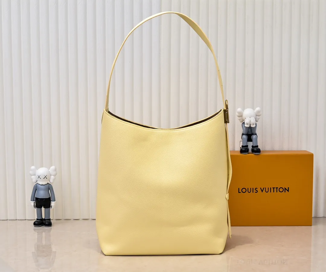 💰Large 150; Small 280💰Upgraded original (imitation original) M24988 M24974 M24856 M25022 M25352 M25353 M25354 This Low Key Hobo handbag is made of smooth cow leather with suede cow leather lining. It can accommodate short wallets, large smartphones, keys and other small items. The shoulder strap is adjustable with a padlock buckle, and a removable Monogram canvas zippered interior pocket keeps it organized. Dimensions: Large 31.0 x 35.0 x 18.0 cm (L x H x W), Small 24.0 x 28.0 x 16.0 cm (L x H x W)