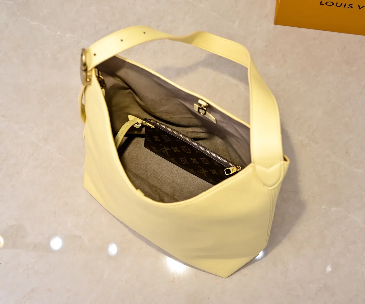 💰Large 150; Small 280💰Upgraded original (imitation original) M24988 M24974 M24856 M25022 M25352 M25353 M25354 This Low Key Hobo handbag is made of smooth cow leather with suede cow leather lining. It can accommodate short wallets, large smartphones, keys and other small items. The shoulder strap is adjustable with a padlock buckle, and a removable Monogram canvas zippered interior pocket keeps it organized. Dimensions: Large 31.0 x 35.0 x 18.0 cm (L x H x W), Small 24.0 x 28.0 x 16.0 cm (L x H x W)