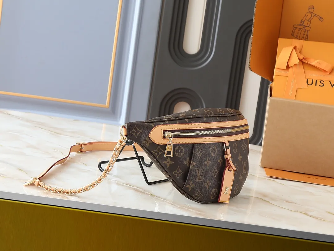 💰240💰Upgraded from the original M14353 M46784 M43644 This High Rise waist bag is made of soft Monogram coated canvas to create a close-fitting shape. The thin design can be placed inside the jacket. The cowhide leather has a detachable name tag and can be tied with a fabric shoulder strap for a sporty look. Dimensions: 38.0 x 16.0 x 8.0 cm (length x height x width)