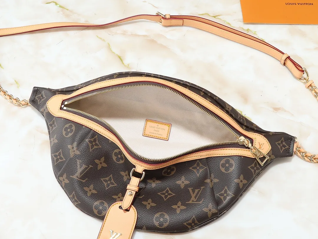 💰240💰Upgraded from the original M14353 M46784 M43644 This High Rise waist bag is made of soft Monogram coated canvas to create a close-fitting shape. The thin design can be placed inside the jacket. The cowhide leather has a detachable name tag and can be tied with a fabric shoulder strap for a sporty look. Dimensions: 38.0 x 16.0 x 8.0 cm (length x height x width)