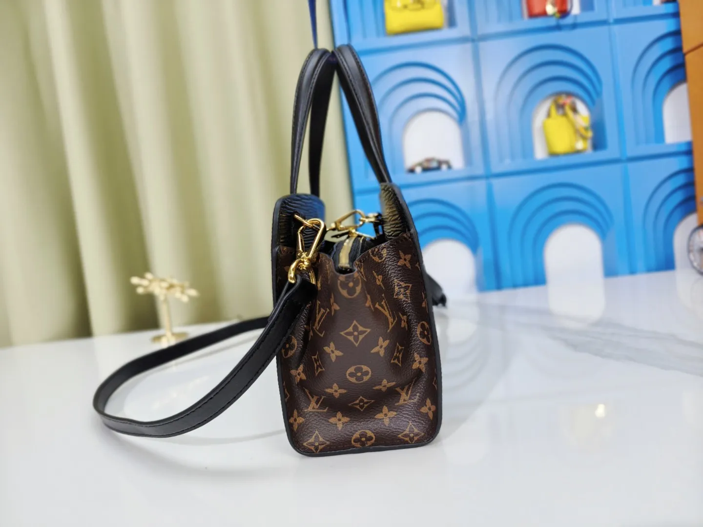 P260💰Upgraded original M11791 M12533 ​​M11789 Louis Vuitton explores the archive inspiration of the original 1992 Varenne handbag, and this time launches the East West version that is suitable for day and night. Epi leather complements the expandable Monogram canvas accordion structure, with ample space and zippered pockets to store personal items, cards and other travel needs. Dimensions: 32.0 x 24.0 x 7.0 cm (length x height x width)