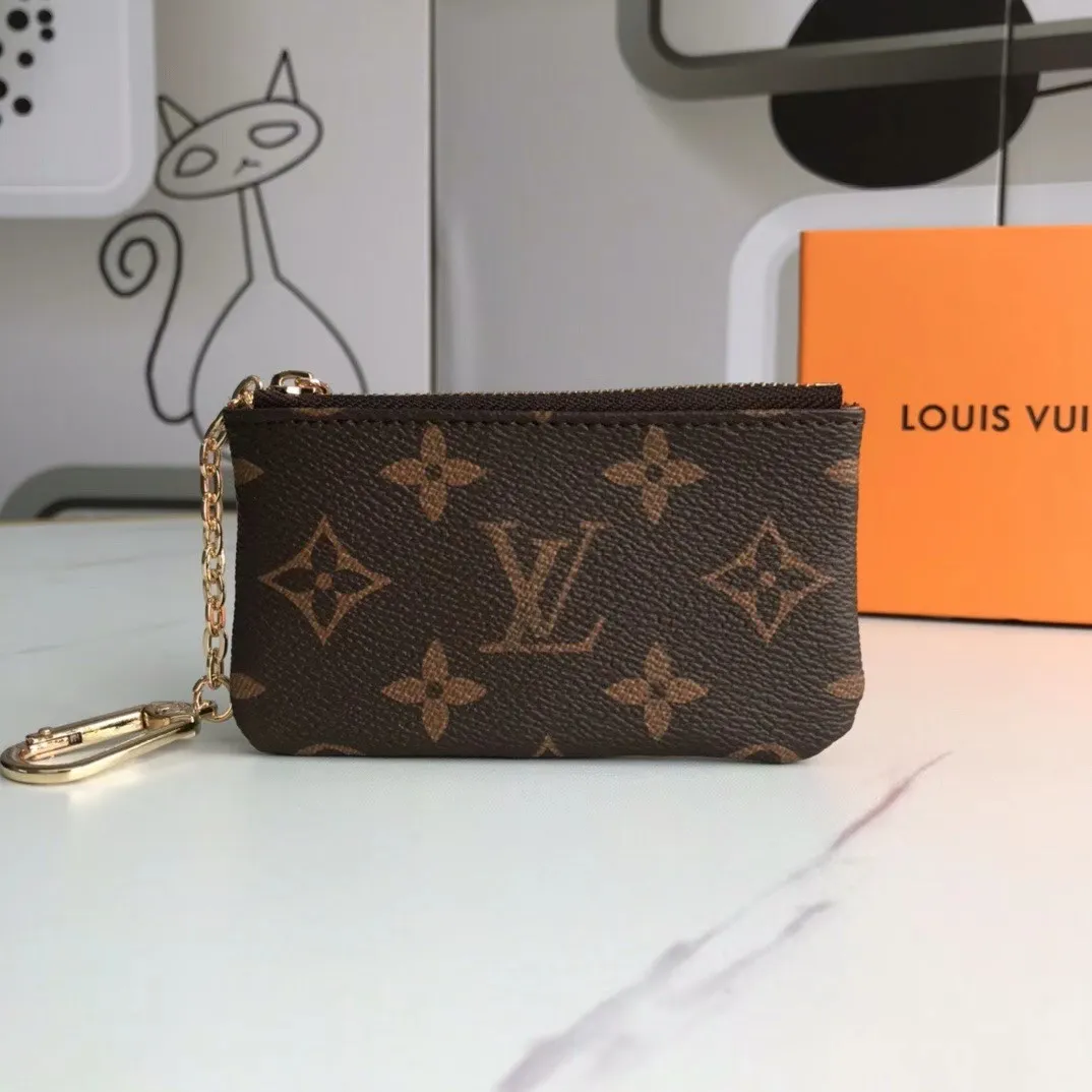 💰90💰This Damier canvas small leather bag can hold change and keys, and can be easily put into a handbag or clothing pocket. Key ring, key hook can be hung on the D-ring provided with most Louis Vuitton handbags, zipper closure, Damier canvas texture and embossed calfskin, shiny gold-tone hardware. 👏👏Model 62650, size: 12x7cm,