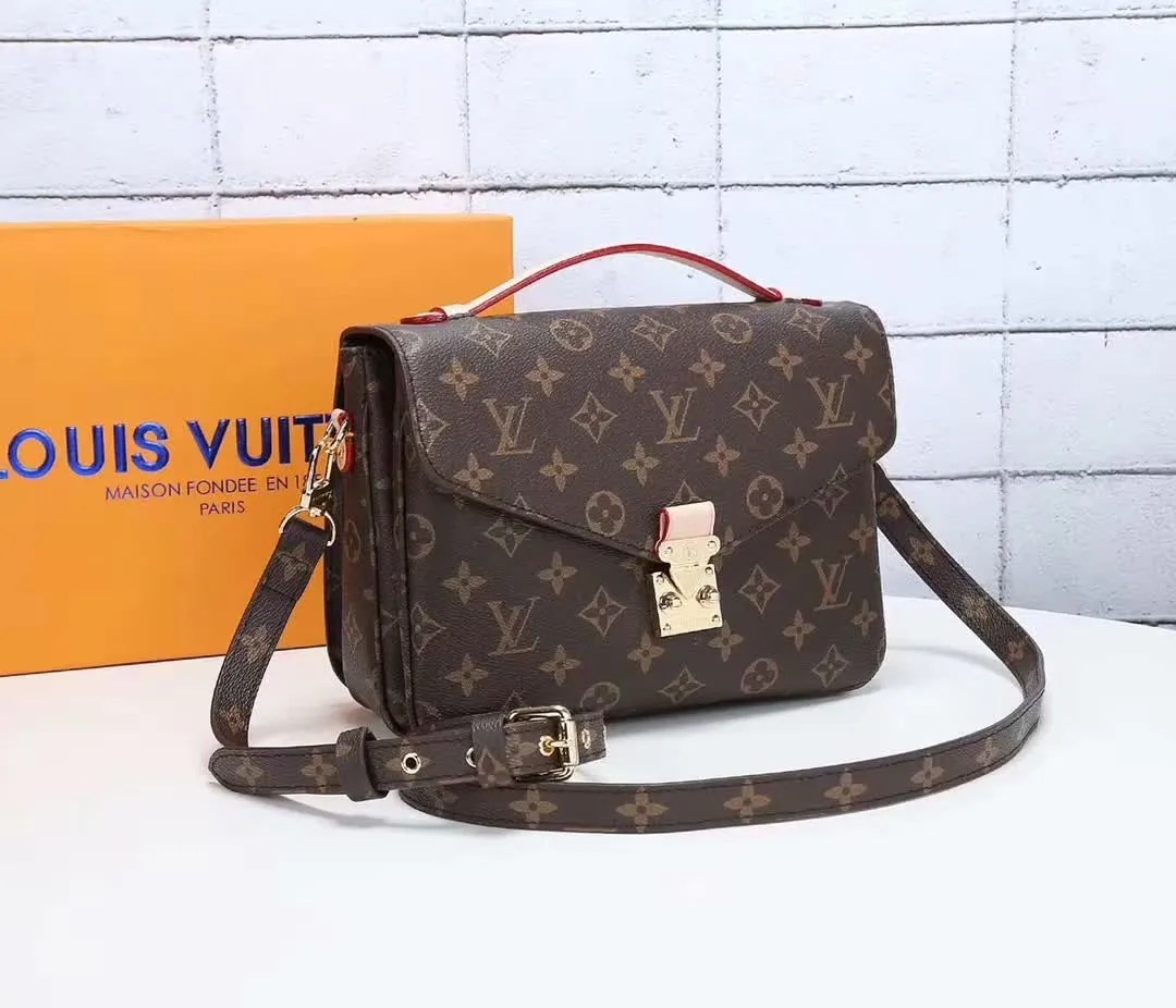 P250 upgraded version, the same model as Fan Bingbing, laser hardware, shoulder straps with opposite flowers, hot-selling model, LV Louis Vuitton M40780 original yellow leather, same style as celebrities. Buy the original model and open the mold. Be sure to do your best, original yellow leather, high-end hardware with imported color-changing leather. French counters have been sold out, high-end quality in the market, unique handwork, welcome to compare the quality as the first choice for gifts, size 25-18-6CM