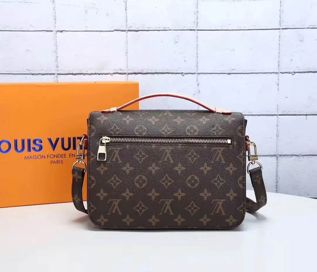 P250 upgraded version, the same model as Fan Bingbing, laser hardware, shoulder straps with opposite flowers, hot-selling model, LV Louis Vuitton M40780 original yellow leather, same style as celebrities. Buy the original model and open the mold. Be sure to do your best, original yellow leather, high-end hardware with imported color-changing leather. French counters have been sold out, high-end quality in the market, unique handwork, welcome to compare the quality as the first choice for gifts, size 25-18-6CM