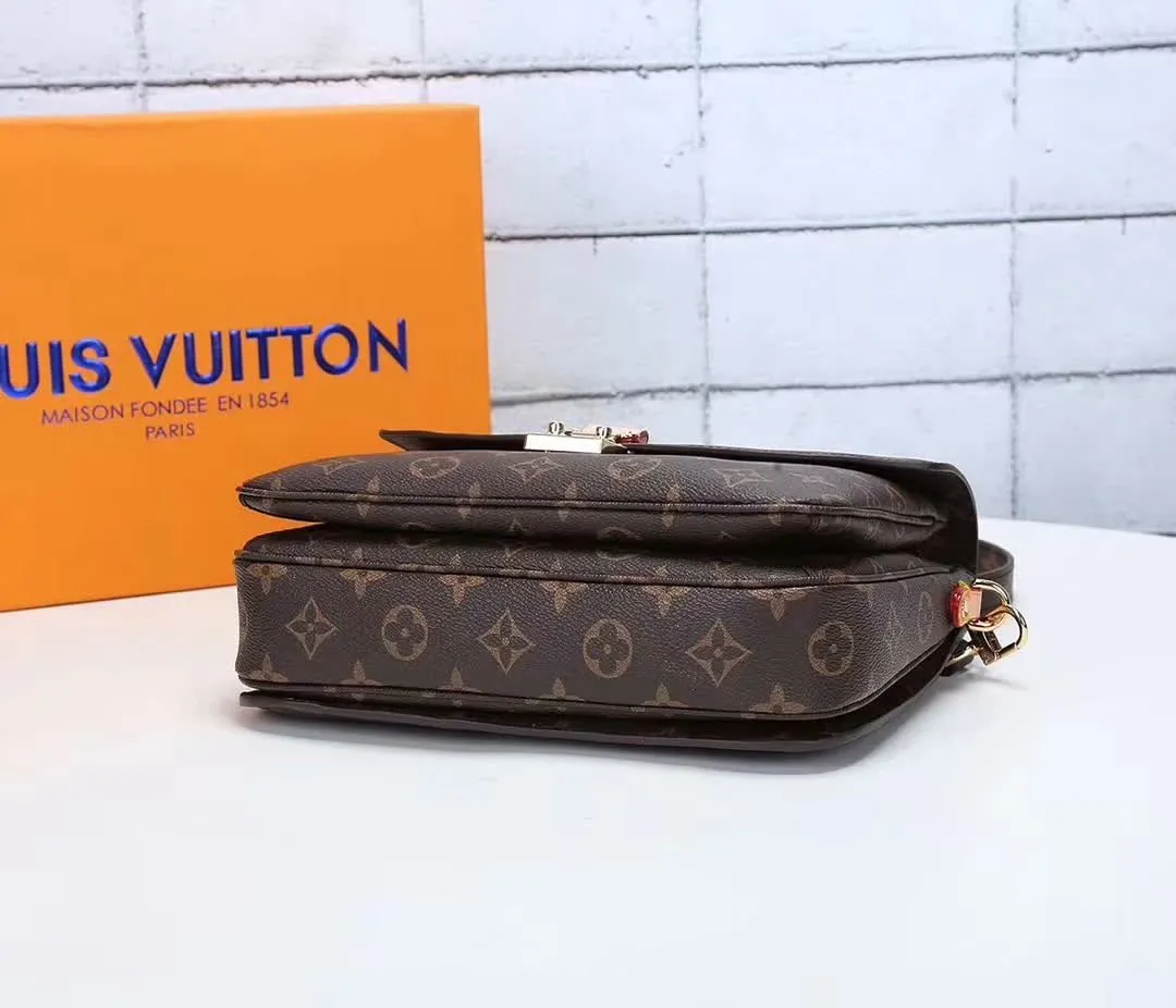 P250 upgraded version, the same model as Fan Bingbing, laser hardware, shoulder straps with opposite flowers, hot-selling model, LV Louis Vuitton M40780 original yellow leather, same style as celebrities. Buy the original model and open the mold. Be sure to do your best, original yellow leather, high-end hardware with imported color-changing leather. French counters have been sold out, high-end quality in the market, unique handwork, welcome to compare the quality as the first choice for gifts, size 25-18-6CM
