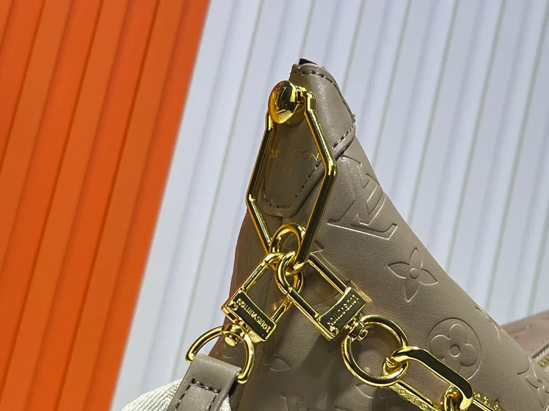 Batch 260💰Upgraded original M12068 M12071 M12072 This new Coussin series of hobo bags combines fashion and functionality, and combines the series’ iconic design elements. The bag is made of smooth cotton-paved leather and is embossed with the brand's Monogram pattern. The signature thick chain strap is accented with gold-tone hardware, while the wide detachable textile shoulder strap allows you to carry it in different ways. This versatile style is large enough to hold a laptop and features a removable zip pocket. Dimensions: 38x33x10 cm