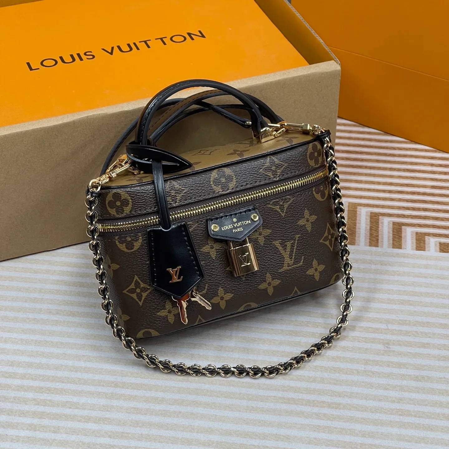 [Upgraded version] P580💰Upgraded version ·High quality·Semi-steel hardware·Model M47125❣️With complete packaging❣️VANITY CHAIN ​​POUCH handbag The Vanity Chain Pouch handbag draws inspiration from the classic cosmetic case and interprets the spirit of travel with Monogram canvas. The top handle and detachable braided chain are infused with leather elements, complementing the clean lines of the bag. The LV inscribed padlock and leather key holder continue the iconic details. Dimensions: 19 x 11.5 x 6.5 cm