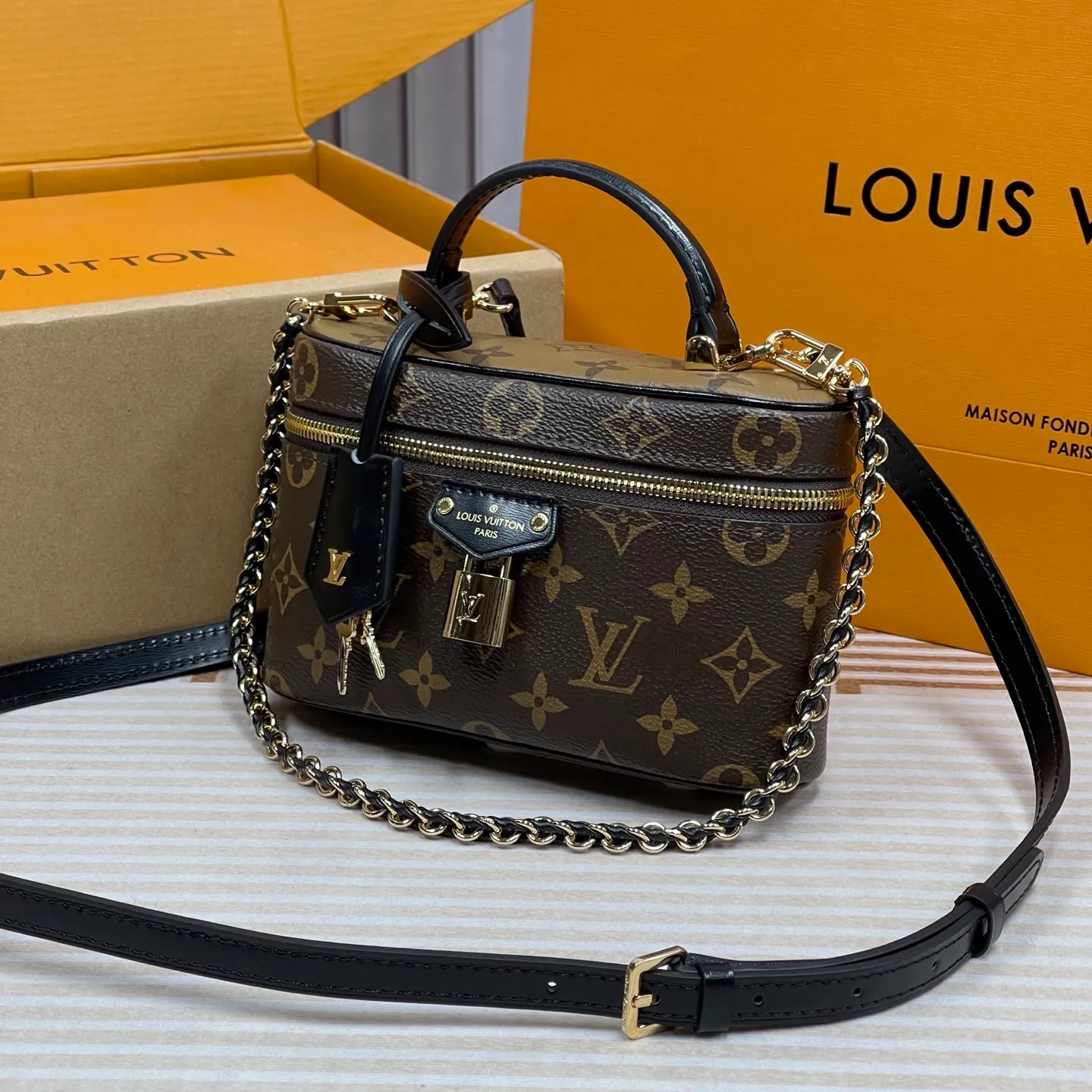 [Upgraded version] P580💰Upgraded version ·High quality·Semi-steel hardware·Model M47125❣️With complete packaging❣️VANITY CHAIN ​​POUCH handbag The Vanity Chain Pouch handbag draws inspiration from the classic cosmetic case and interprets the spirit of travel with Monogram canvas. The top handle and detachable braided chain are infused with leather elements, complementing the clean lines of the bag. The LV inscribed padlock and leather key holder continue the iconic details. Dimensions: 19 x 11.5 x 6.5 cm