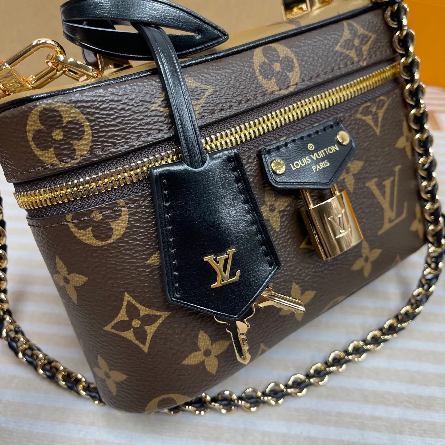 [Upgraded version] P580💰Upgraded version ·High quality·Semi-steel hardware·Model M47125❣️With complete packaging❣️VANITY CHAIN ​​POUCH handbag The Vanity Chain Pouch handbag draws inspiration from the classic cosmetic case and interprets the spirit of travel with Monogram canvas. The top handle and detachable braided chain are infused with leather elements, complementing the clean lines of the bag. The LV inscribed padlock and leather key holder continue the iconic details. Dimensions: 19 x 11.5 x 6.5 cm