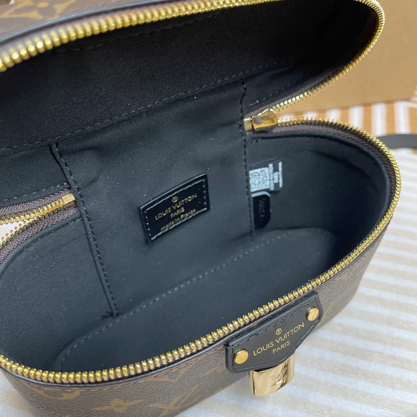 [Upgraded version] P580💰Upgraded version ·High quality·Semi-steel hardware·Model M47125❣️With complete packaging❣️VANITY CHAIN ​​POUCH handbag The Vanity Chain Pouch handbag draws inspiration from the classic cosmetic case and interprets the spirit of travel with Monogram canvas. The top handle and detachable braided chain are infused with leather elements, complementing the clean lines of the bag. The LV inscribed padlock and leather key holder continue the iconic details. Dimensions: 19 x 11.5 x 6.5 cm