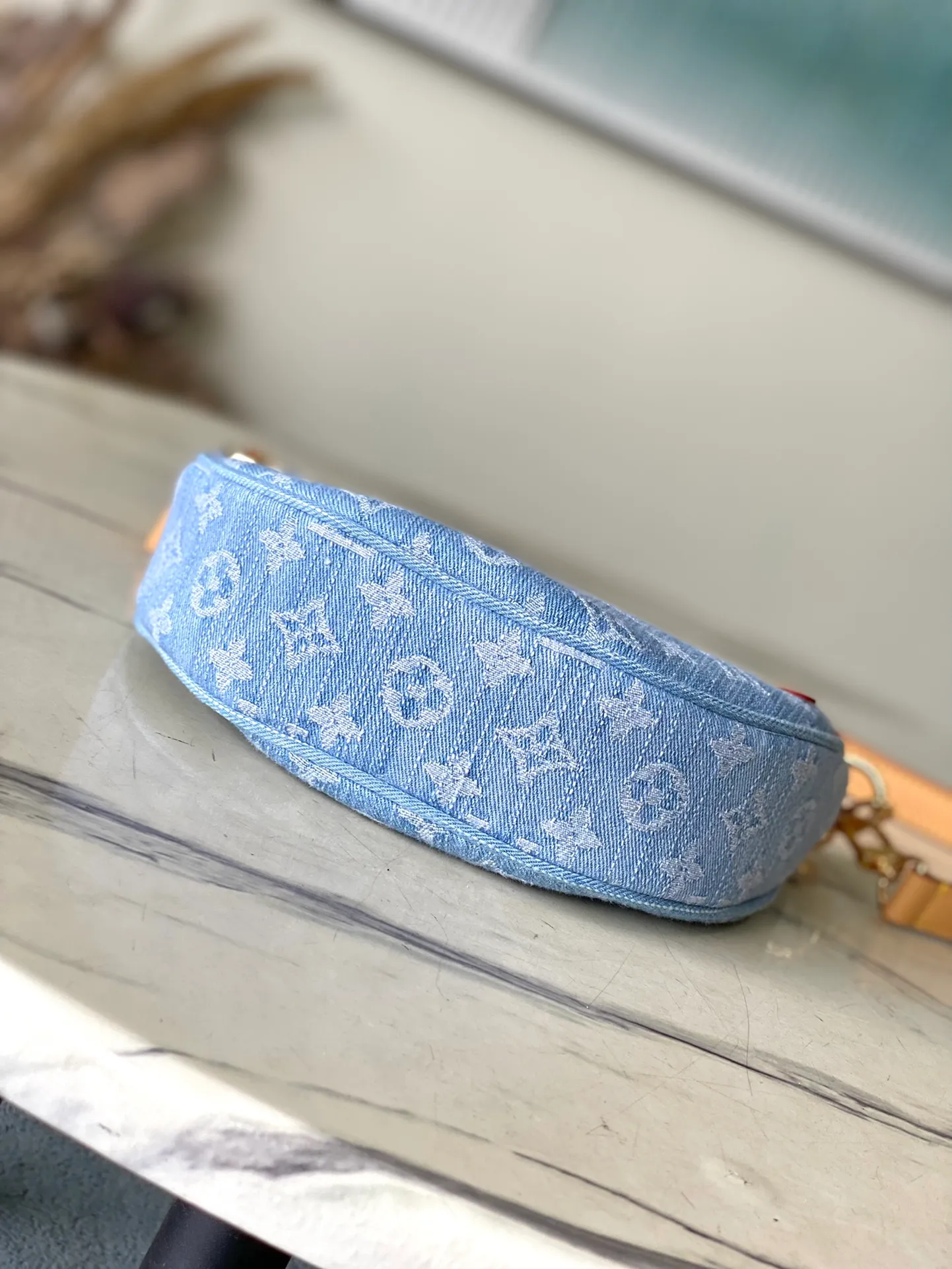 💰960 Top Original Order M24846 This small Loop handbag is made of Monogram Denim Gx fabric to highlight the summer trend, and the leather corners are used to define the half-moon silhouette. The zippered front pocket provides easy access to all your essentials on the go, and you can fasten the chain or adjustable leather shoulder strap to explore more carrying options. Dimensions: 23 × 13 × 6 cm