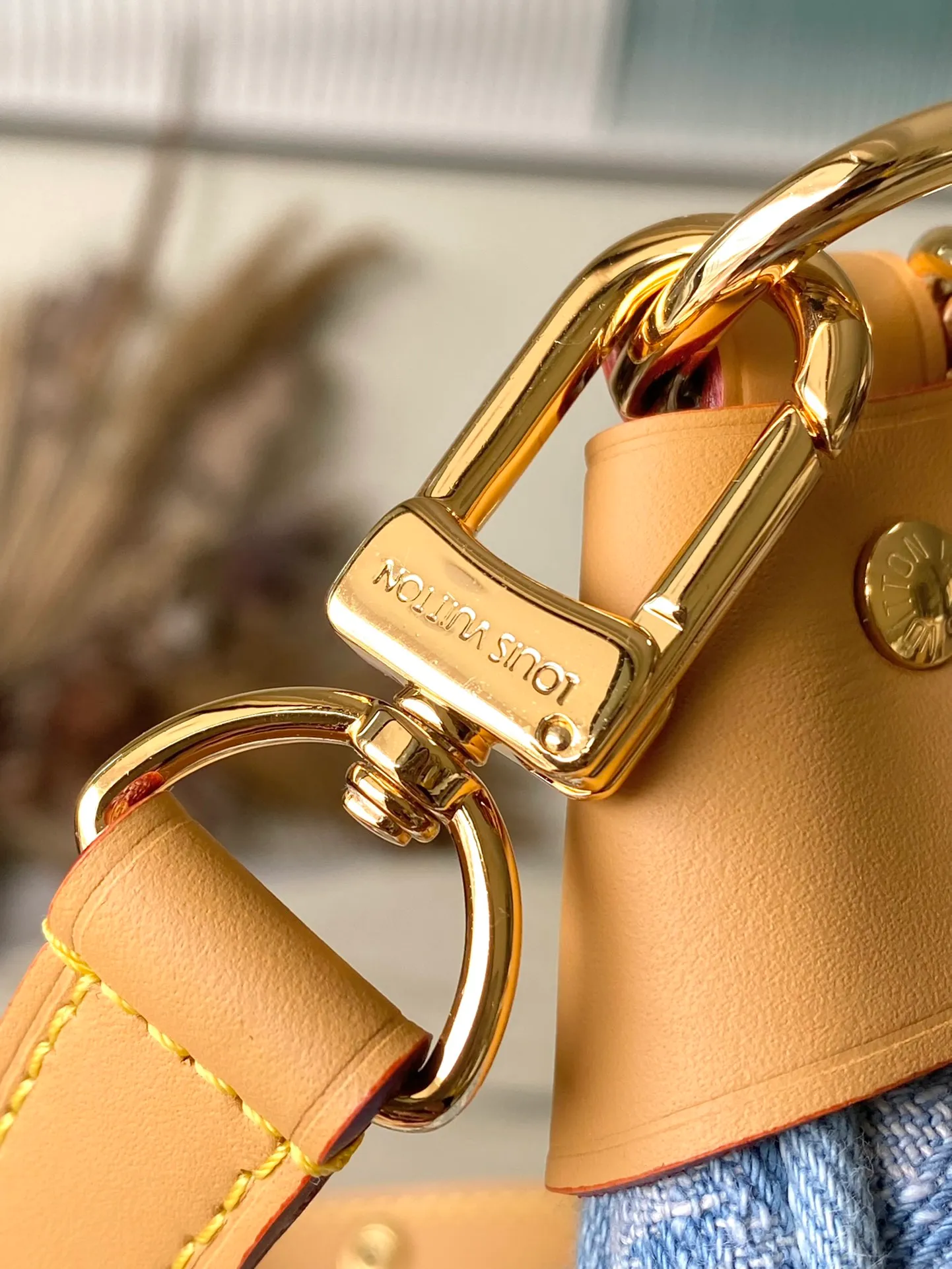 💰960 Top Original Order M24846 This small Loop handbag is made of Monogram Denim Gx fabric to highlight the summer trend, and the leather corners are used to define the half-moon silhouette. The zippered front pocket provides easy access to all your essentials on the go, and you can fasten the chain or adjustable leather shoulder strap to explore more carrying options. Dimensions: 23 × 13 × 6 cm