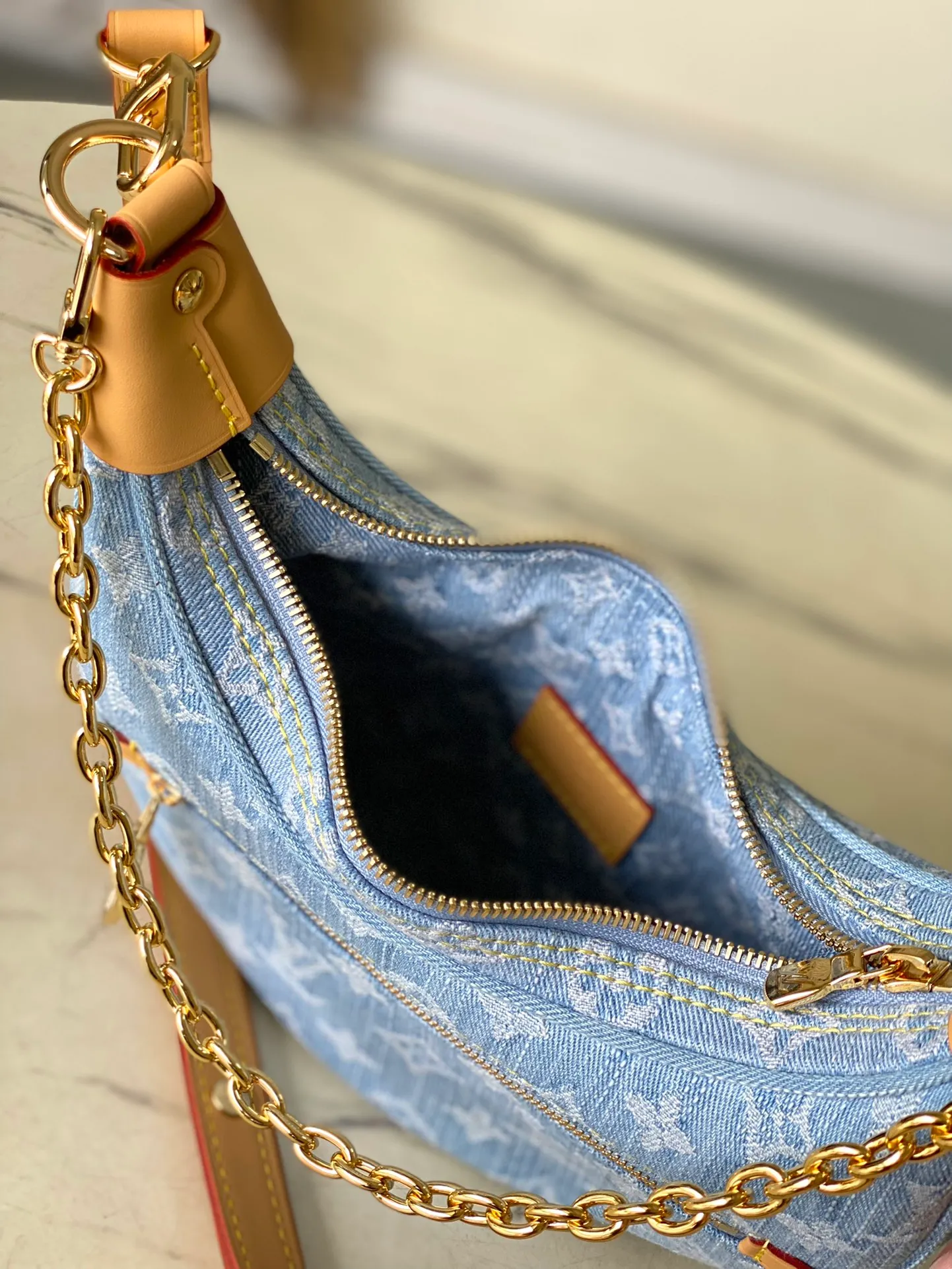 💰960 Top Original Order M24846 This small Loop handbag is made of Monogram Denim Gx fabric to highlight the summer trend, and the leather corners are used to define the half-moon silhouette. The zippered front pocket provides easy access to all your essentials on the go, and you can fasten the chain or adjustable leather shoulder strap to explore more carrying options. Dimensions: 23 × 13 × 6 cm