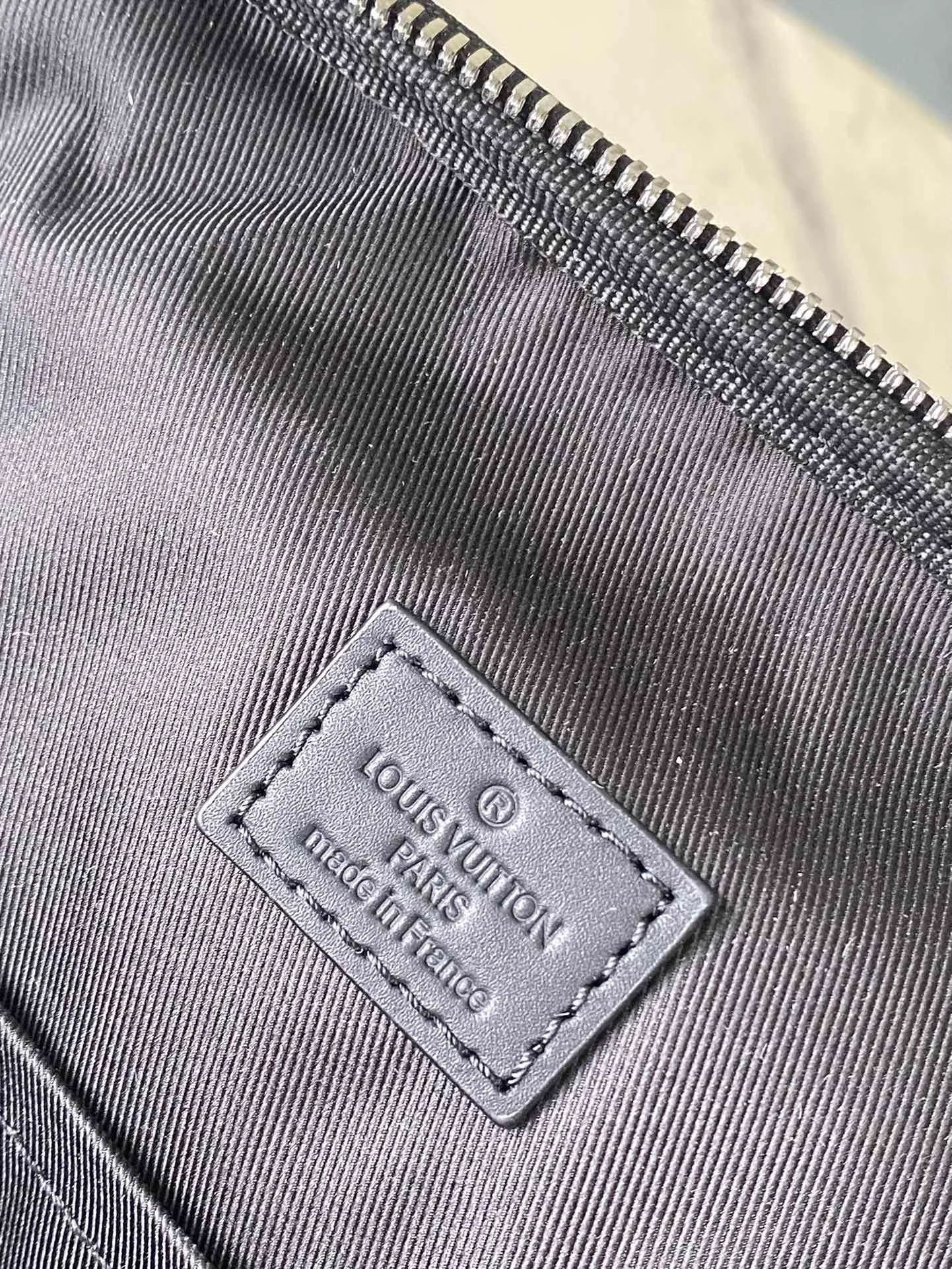 💰1380 (top layer leather) top original order N40501 full leather Awenue backpack is made of Damier Infini leather with a subtle checkerboard pattern, showing an elegant style in business and leisure occasions. The zipper opens the front pockets, main compartment and rear side with wide padding, and the top handle and shoulder strap allow for hand-carrying or shoulder-carrying options. Dimensions: 40 × 31 × 15 cm