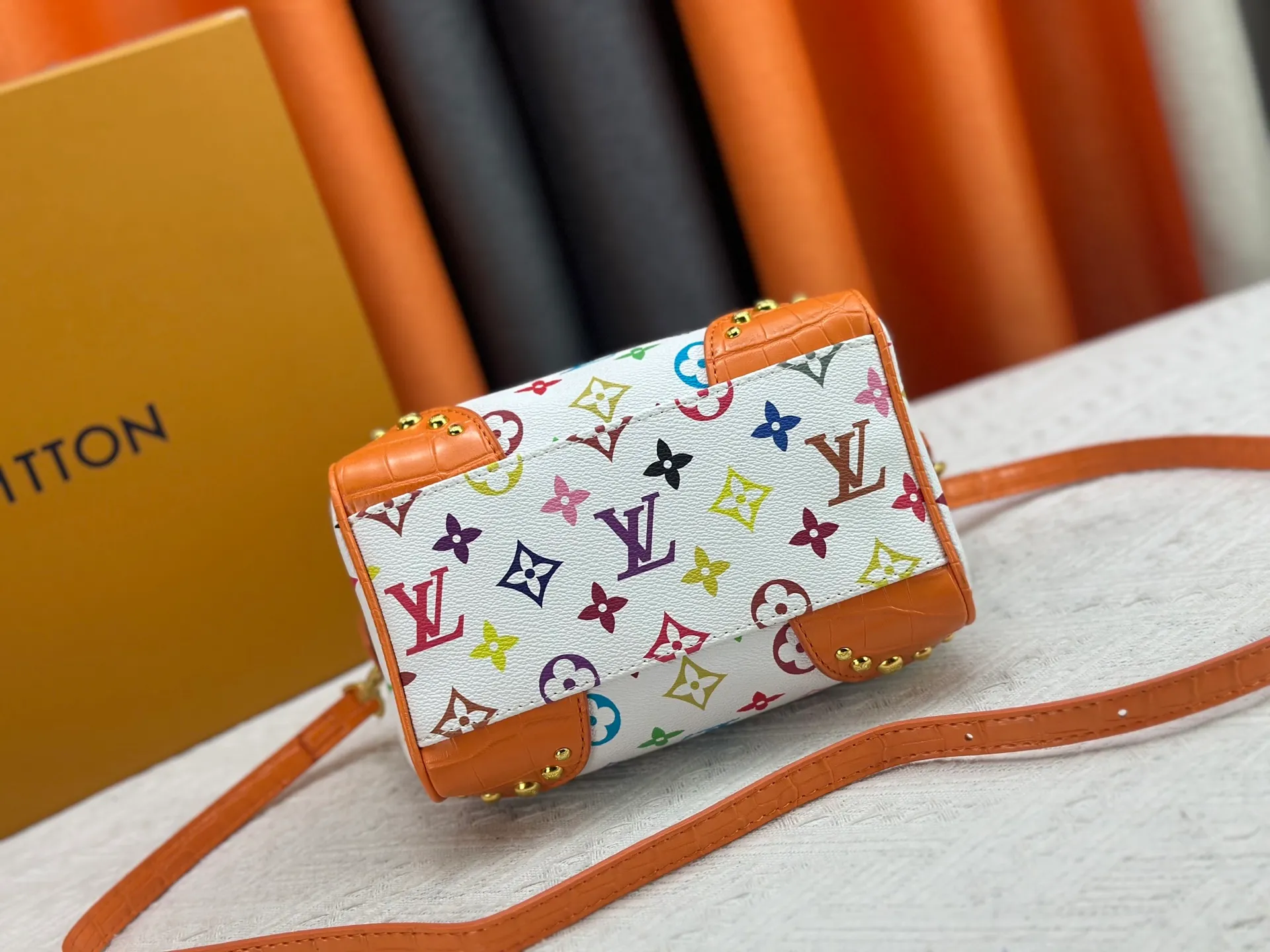 P260 Upgraded original crocodile pattern M13365 M58953 M46234 M46222 Speedy Bandoulière 20 handbag is made of soft coated canvas, and the full-length Monogram pattern is traced in colorful rainbow tones, highlighting the smart style of the Louis Vuitton x Murakami reissue series. The Toron handle and detachable shoulder strap are constructed of cow leather, the metal corners recall classic luggage elements, and the bow-shaped key bag and padlock add brand touches. Dimensions: 20.5 x 13.5 x 12.0 cm (length x height x width)