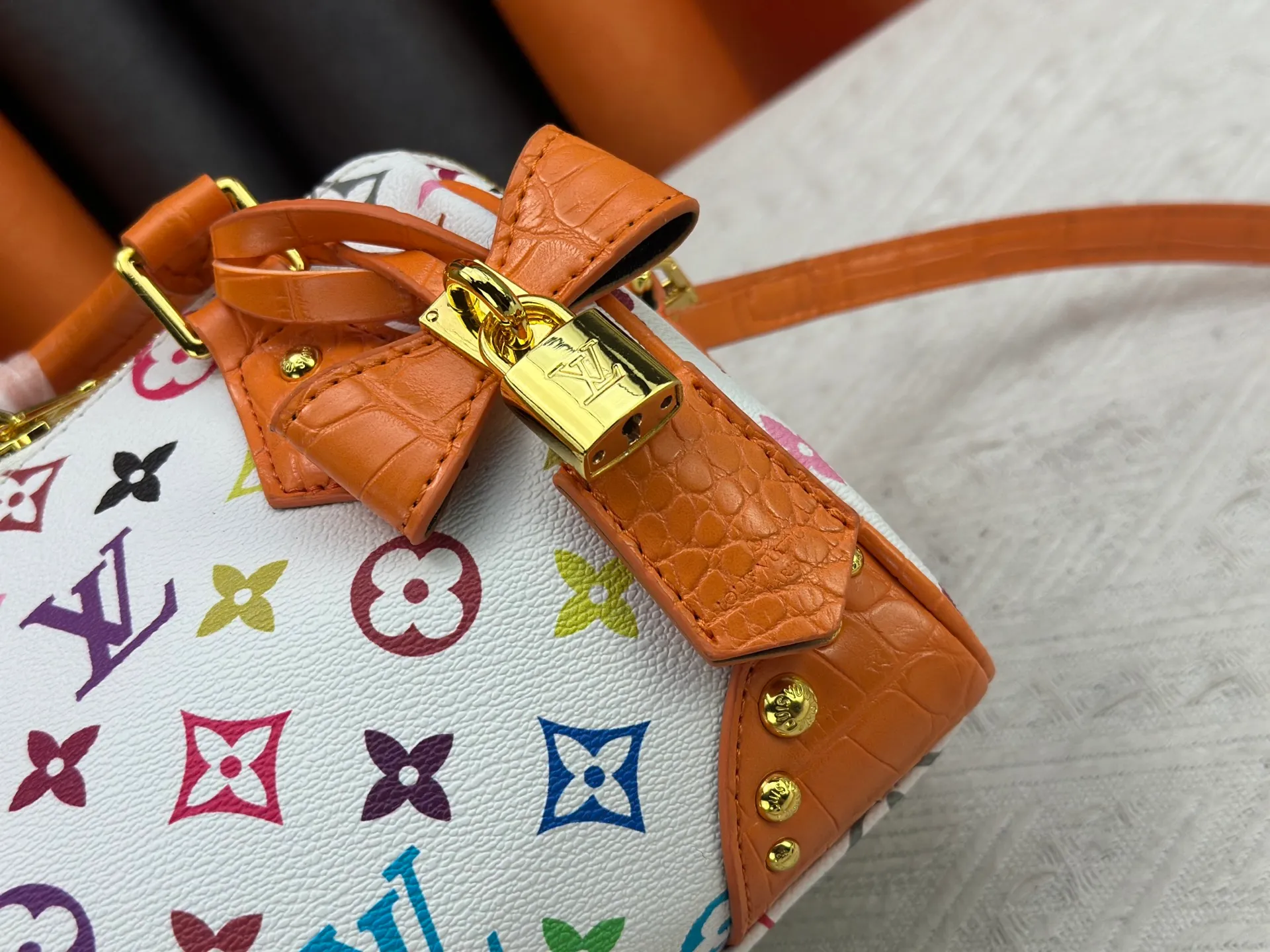 P260 Upgraded original crocodile pattern M13365 M58953 M46234 M46222 Speedy Bandoulière 20 handbag is made of soft coated canvas, and the full-length Monogram pattern is traced in colorful rainbow tones, highlighting the smart style of the Louis Vuitton x Murakami reissue series. The Toron handle and detachable shoulder strap are constructed of cow leather, the metal corners recall classic luggage elements, and the bow-shaped key bag and padlock add brand touches. Dimensions: 20.5 x 13.5 x 12.0 cm (length x height x width)