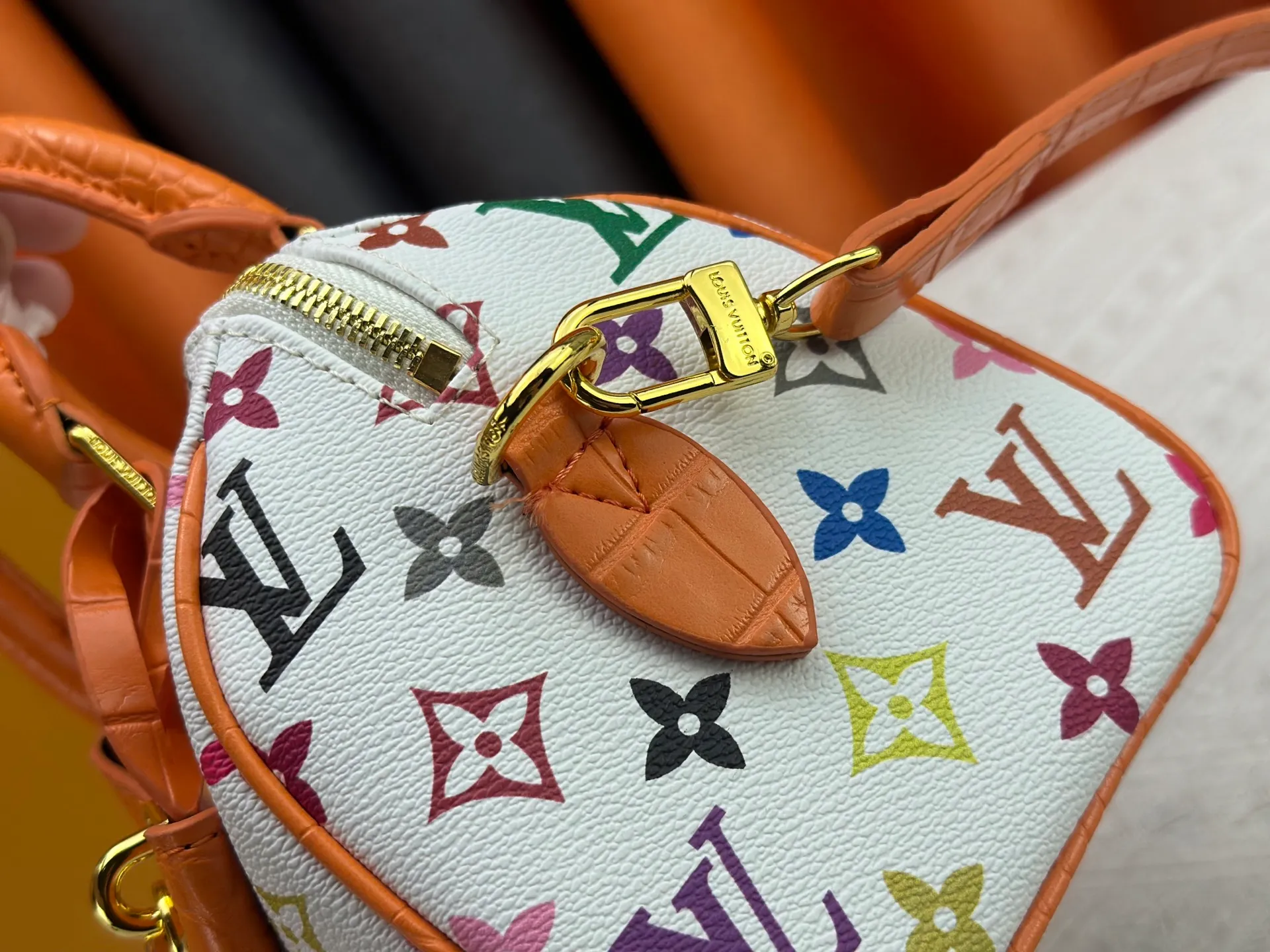 P260 Upgraded original crocodile pattern M13365 M58953 M46234 M46222 Speedy Bandoulière 20 handbag is made of soft coated canvas, and the full-length Monogram pattern is traced in colorful rainbow tones, highlighting the smart style of the Louis Vuitton x Murakami reissue series. The Toron handle and detachable shoulder strap are constructed of cow leather, the metal corners recall classic luggage elements, and the bow-shaped key bag and padlock add brand touches. Dimensions: 20.5 x 13.5 x 12.0 cm (length x height x width)