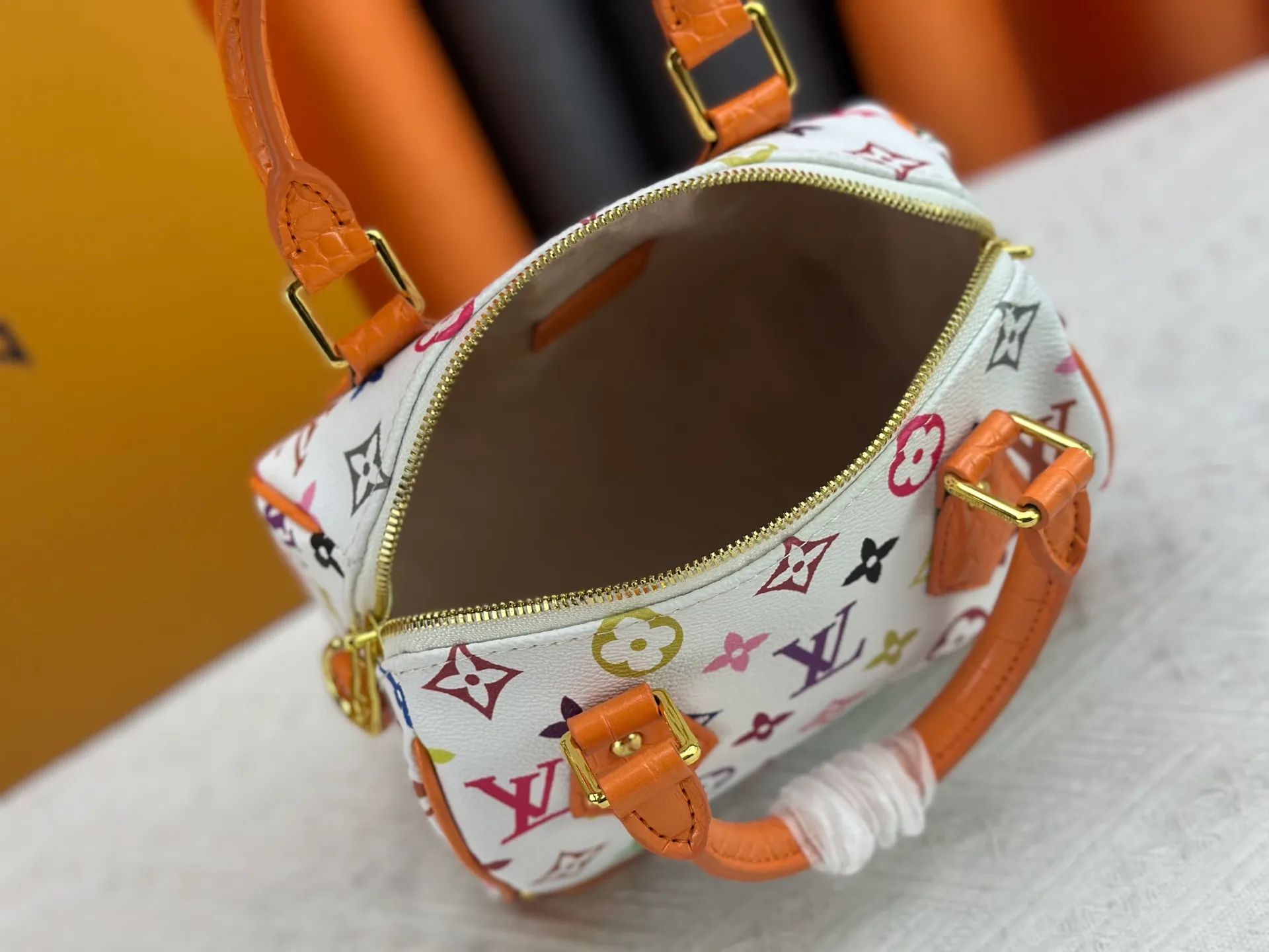 P260 Upgraded original crocodile pattern M13365 M58953 M46234 M46222 Speedy Bandoulière 20 handbag is made of soft coated canvas, and the full-length Monogram pattern is traced in colorful rainbow tones, highlighting the smart style of the Louis Vuitton x Murakami reissue series. The Toron handle and detachable shoulder strap are constructed of cow leather, the metal corners recall classic luggage elements, and the bow-shaped key bag and padlock add brand touches. Dimensions: 20.5 x 13.5 x 12.0 cm (length x height x width)