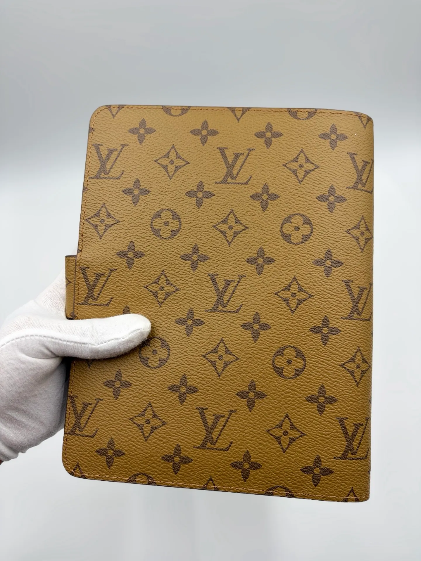 2026 hot model shipped, model M20002❤️This small notepad cover is made of Monogram canvas, can hold three credit cards, and can also be used as an address book, notebook or calendar. 18 x 23 cm (Length x Height) - Epi leather embossed with delicate LV initials and interlaced textured leather lining - Button closure - Six-ring binder with three rings in a set, six credit card slots and two internal compartments - Notepad insert available separately 👉