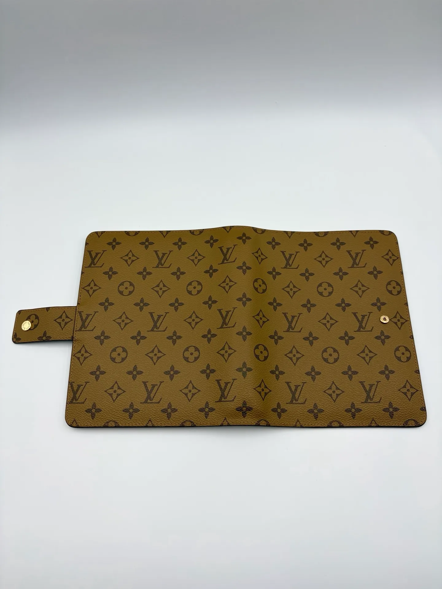 2026 hot model shipped, model M20002❤️This small notepad cover is made of Monogram canvas, can hold three credit cards, and can also be used as an address book, notebook or calendar. 18 x 23 cm (Length x Height) - Epi leather embossed with delicate LV initials and interlaced textured leather lining - Button closure - Six-ring binder with three rings in a set, six credit card slots and two internal compartments - Notepad insert available separately 👉