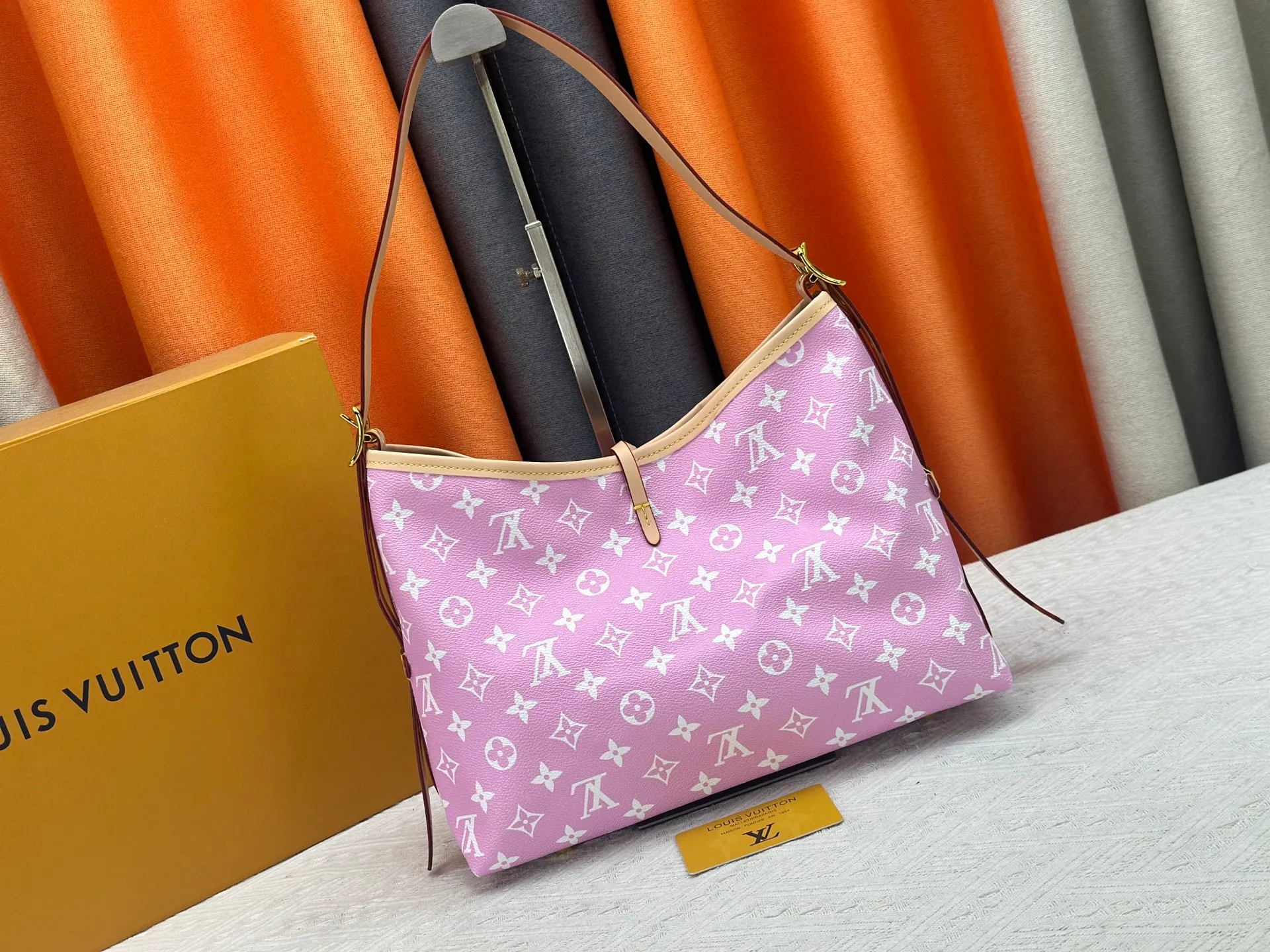 P280 upgraded original M24861 M25143 M46203 M46197 Colorful, legendary CarryAll medium handbag, with Monogram canvas and leather trimming to create a body-fitting design. There's a zipped pocket inside the ample space, and a detachable zipped clutch adds a functional element, with a buckle-adjustable handle. Small size: 29 x 24 x 12 cm,