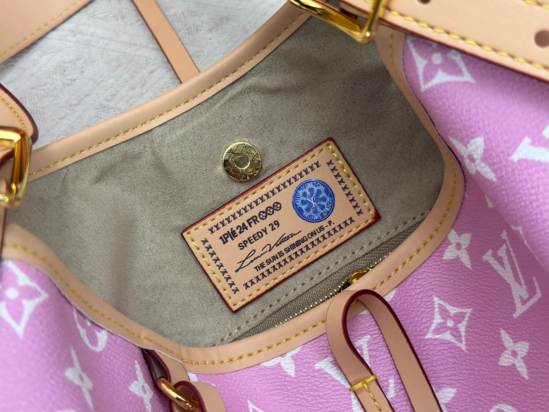 P280 upgraded original M24861 M25143 M46203 M46197 Colorful, legendary CarryAll medium handbag, with Monogram canvas and leather trimming to create a body-fitting design. There's a zipped pocket inside the ample space, and a detachable zipped clutch adds a functional element, with a buckle-adjustable handle. Small size: 29 x 24 x 12 cm,