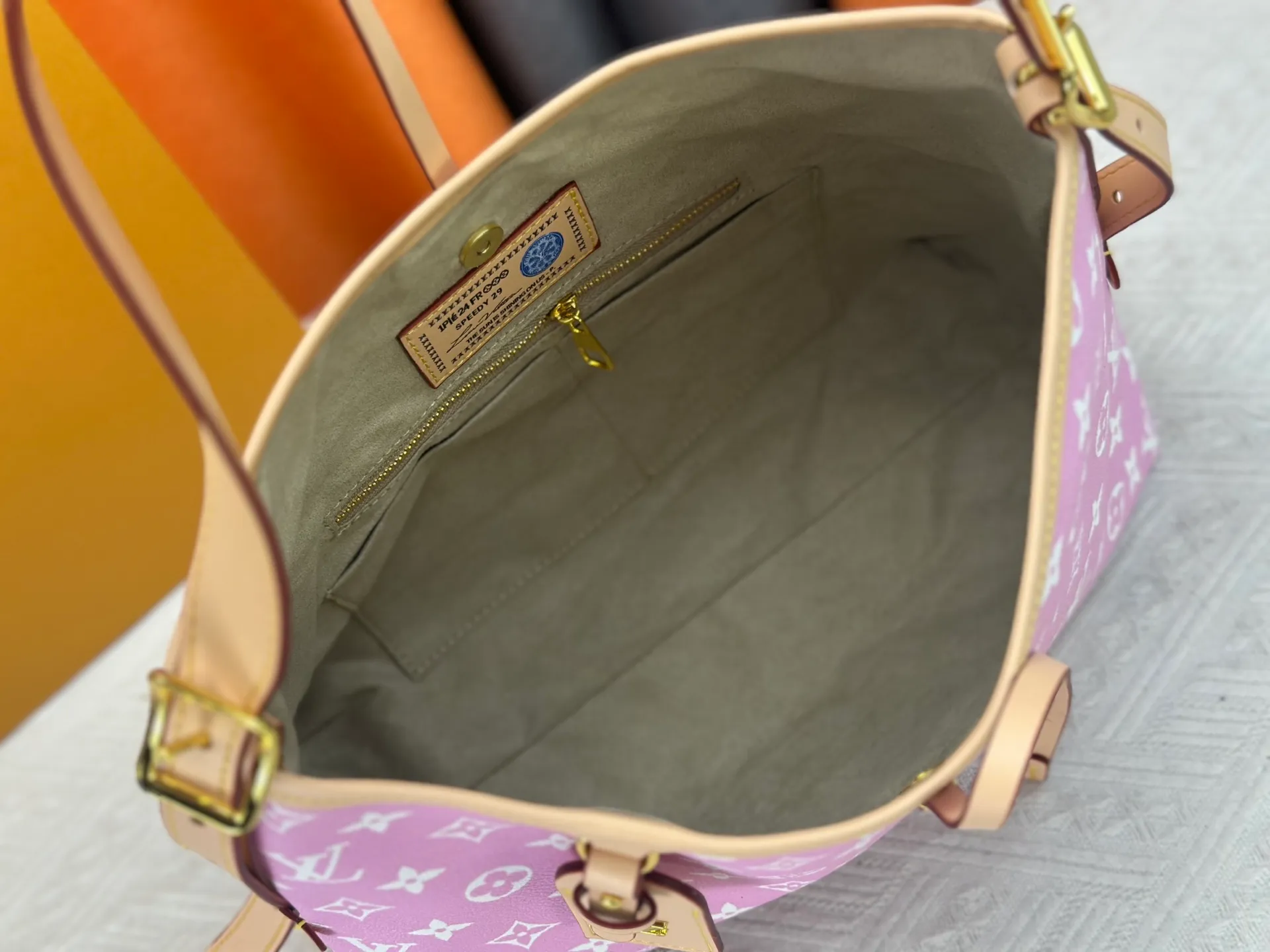 P280 upgraded original M24861 M25143 M46203 M46197 Colorful, legendary CarryAll medium handbag, with Monogram canvas and leather trimming to create a body-fitting design. There's a zipped pocket inside the ample space, and a detachable zipped clutch adds a functional element, with a buckle-adjustable handle. Small size: 29 x 24 x 12 cm,