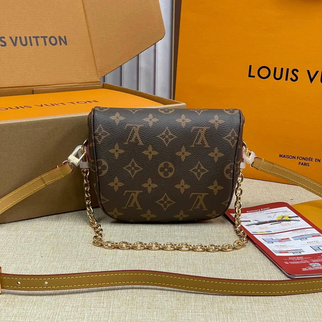 [Upgraded version] P480🐶Upgraded version M82208🐶MINI with full package BUMBAG handbag This Mini Bumbag handbag comes from the LV Gradient series and is made of Monogram Empreinte leather with Monogram embossing to render gradient midsummer colors. The on-trend construction features a zipped main compartment and a front pocket with a Louis Vuitton leather label. With the detachable chain and detachable and adjustable shoulder strap, it can be worn as a shoulder or cross-body bag. Dimensions: 17 x 12 x 9.5 cm