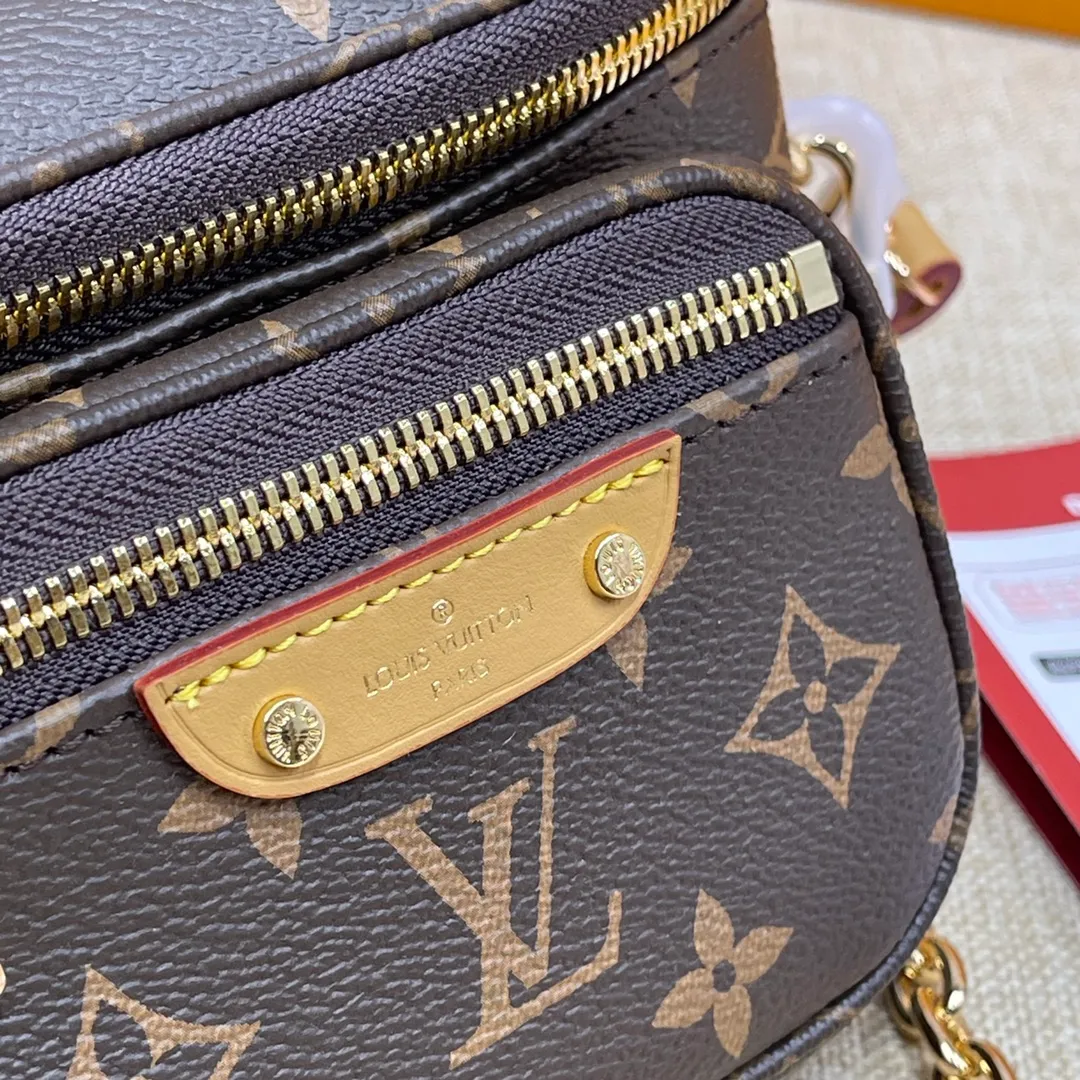 [Upgraded version] P480🐶Upgraded version M82208🐶MINI with full package BUMBAG handbag This Mini Bumbag handbag comes from the LV Gradient series and is made of Monogram Empreinte leather with Monogram embossing to render gradient midsummer colors. The on-trend construction features a zipped main compartment and a front pocket with a Louis Vuitton leather label. With the detachable chain and detachable and adjustable shoulder strap, it can be worn as a shoulder or cross-body bag. Dimensions: 17 x 12 x 9.5 cm