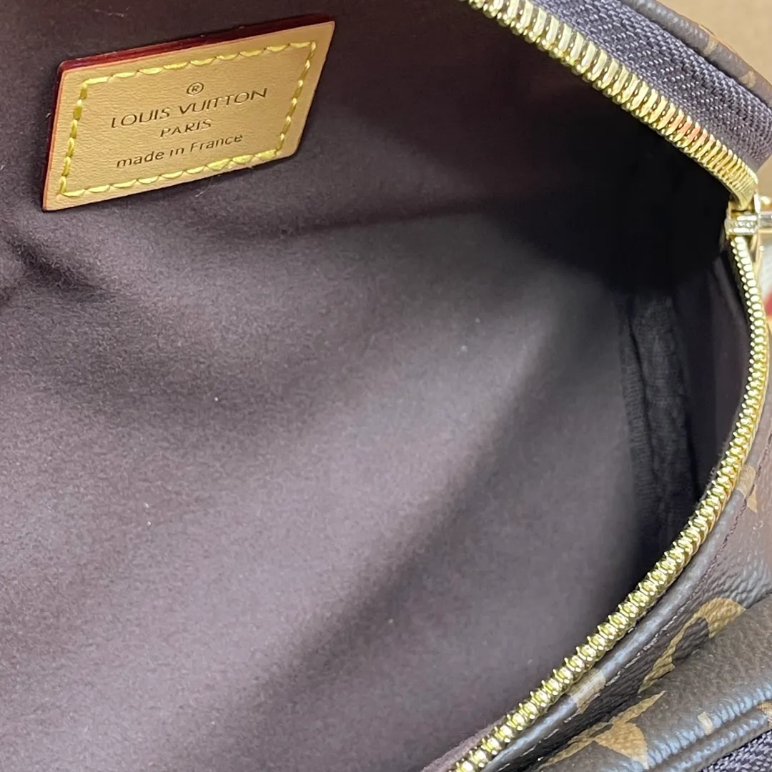 [Upgraded version] P480🐶Upgraded version M82208🐶MINI with full package BUMBAG handbag This Mini Bumbag handbag comes from the LV Gradient series and is made of Monogram Empreinte leather with Monogram embossing to render gradient midsummer colors. The on-trend construction features a zipped main compartment and a front pocket with a Louis Vuitton leather label. With the detachable chain and detachable and adjustable shoulder strap, it can be worn as a shoulder or cross-body bag. Dimensions: 17 x 12 x 9.5 cm