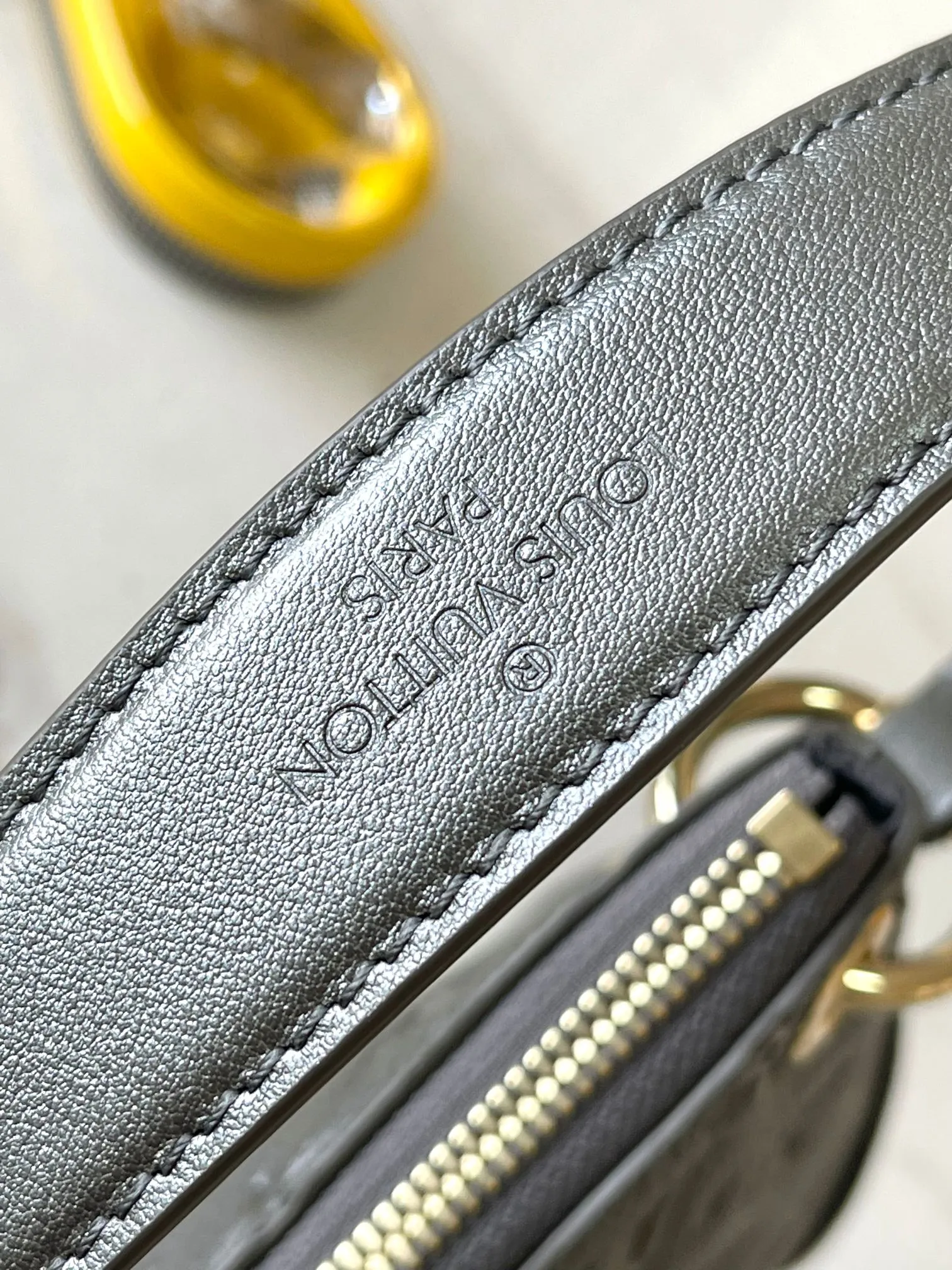 P2440 [Special Grade MB Original Leather] This Pochette Sèvres belongs to the LV ski series and is ready to shine in "shiny" gun metal tones. Model: M12174 gun color chip version Material: A-grade all-steel hardware, imported original fabric Packaging: full set of original factory duty-free MB packaging Size: 25*13*5CM