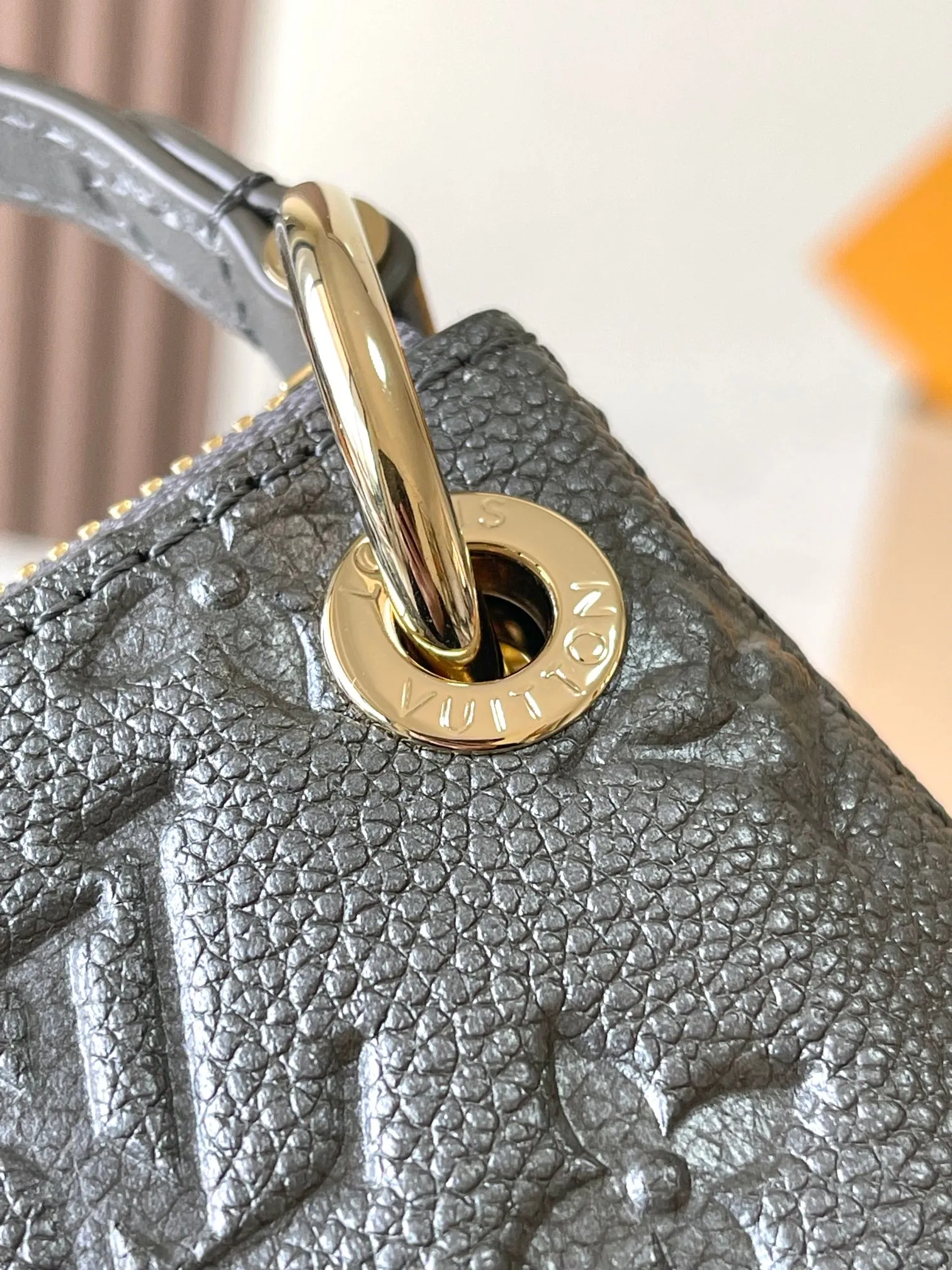 P2440 [Special Grade MB Original Leather] This Pochette Sèvres belongs to the LV ski series and is ready to shine in "shiny" gun metal tones. Model: M12174 gun color chip version Material: A-grade all-steel hardware, imported original fabric Packaging: full set of original factory duty-free MB packaging Size: 25*13*5CM