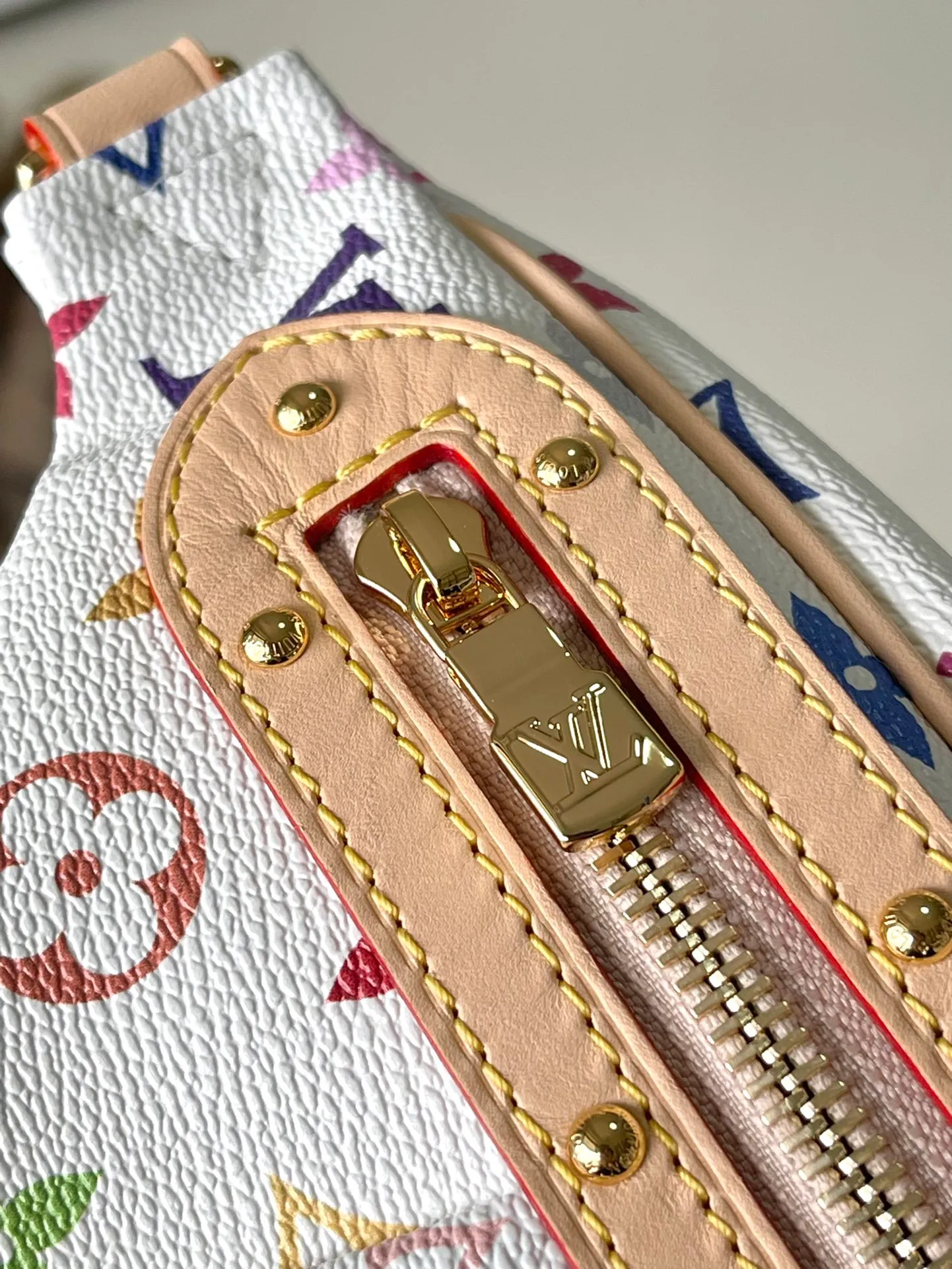 💰900 Top Original M13660 The High Rise bumbag is an iconic piece in the vibrant prints of the reissued Louis Vuitton x Murakami collection: crafted in coated canvas, the signature Monogram pattern is rendered in a rainbow of colors, referencing the Japanese artist’s signature palette of pop colors. The brand's signature natural cowhide leather highlights the front zipper and arched LV x TM name tag. Dimensions: 34.5×16×7,5cm (length x height x width)