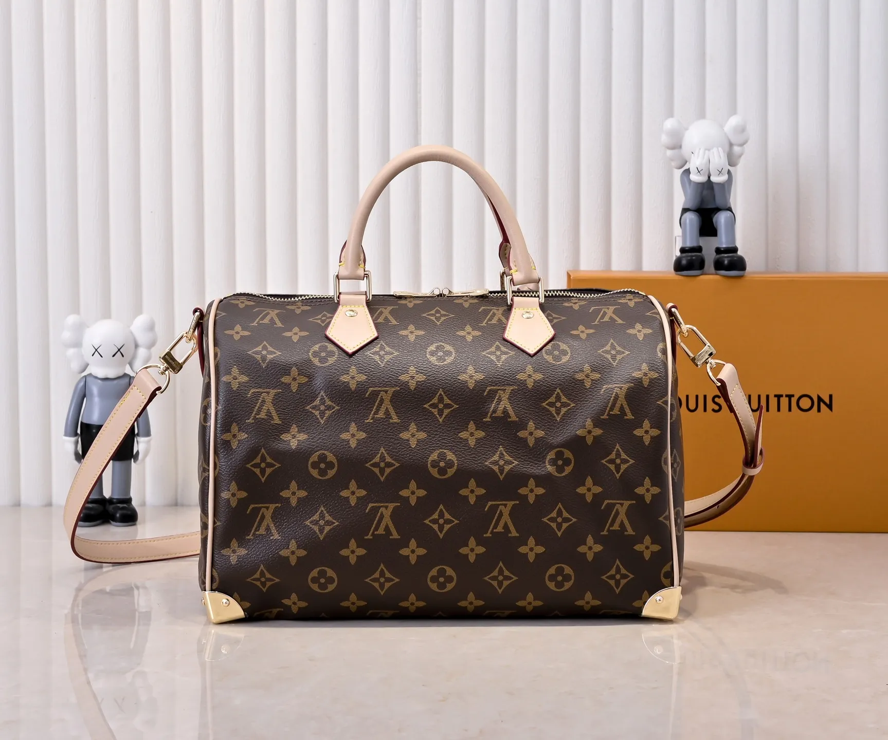 Batch 💰340 Guangzhou goods Model number: M13086 40390 White tricolor Black tricolor Presbyopia This Speedy Bandoulière 30 handbag uses the classic Monogram pattern to render the bright colors of Japanese artist Takashi Murakami. Together with the bow-shaped key bag, it highlights the smart style of the Louis Vuitton x Murakami collaboration series. The Toron handle and detachable and adjustable shoulder strap are fashioned from cow leather, and the dazzling padlock and corners reference the brand's luggage elements. 30 cm