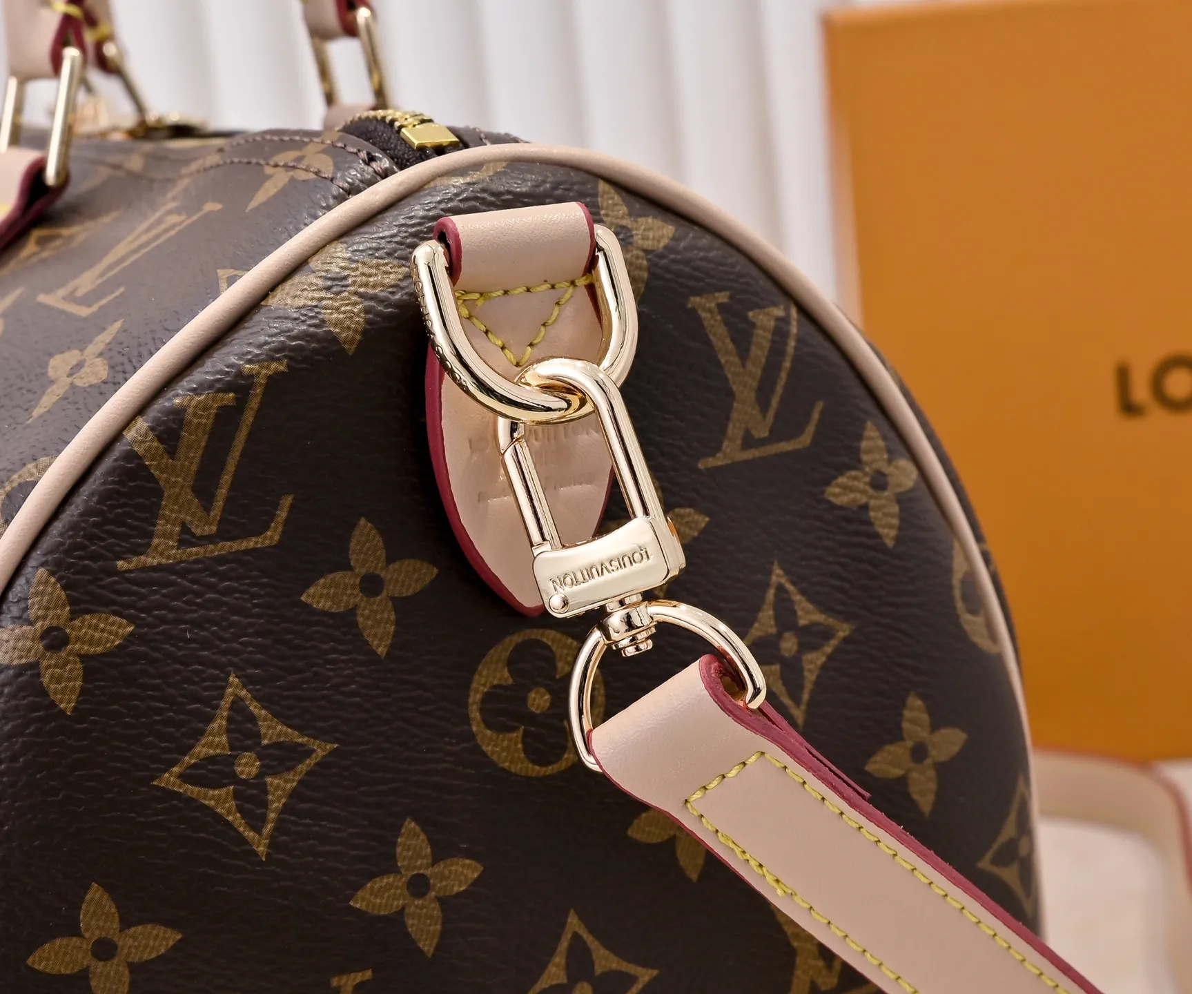 Batch 💰340 Guangzhou goods Model number: M13086 40390 White tricolor Black tricolor Presbyopia This Speedy Bandoulière 30 handbag uses the classic Monogram pattern to render the bright colors of Japanese artist Takashi Murakami. Together with the bow-shaped key bag, it highlights the smart style of the Louis Vuitton x Murakami collaboration series. The Toron handle and detachable and adjustable shoulder strap are fashioned from cow leather, and the dazzling padlock and corners reference the brand's luggage elements. 30 cm