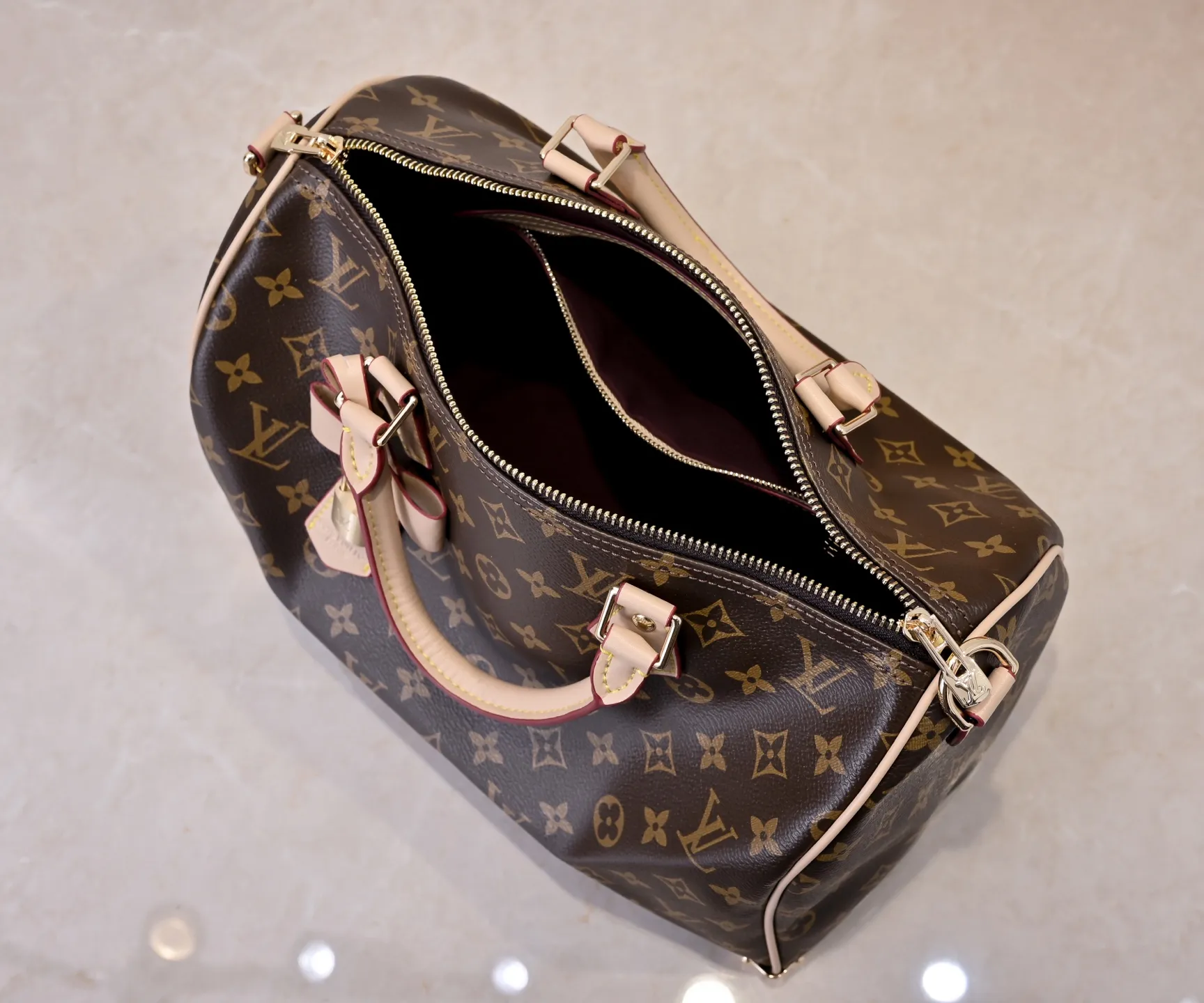 Batch 💰340 Guangzhou goods Model number: M13086 40390 White tricolor Black tricolor Presbyopia This Speedy Bandoulière 30 handbag uses the classic Monogram pattern to render the bright colors of Japanese artist Takashi Murakami. Together with the bow-shaped key bag, it highlights the smart style of the Louis Vuitton x Murakami collaboration series. The Toron handle and detachable and adjustable shoulder strap are fashioned from cow leather, and the dazzling padlock and corners reference the brand's luggage elements. 30 cm
