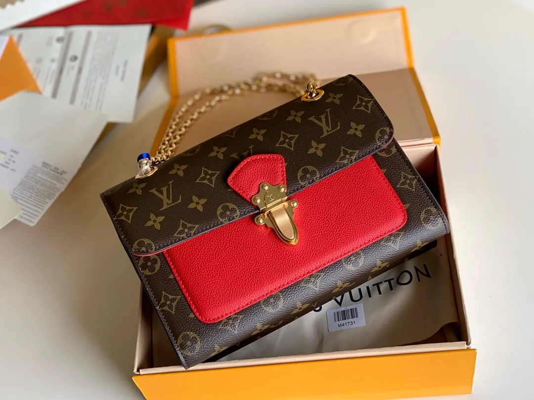 💰1040 (steel chain) top original item [Exclusive real shot M41731] VICTOIRE is made of Monogram canvas with colored calfskin. This brand new Victoire bag has a shiny metal buckle and sliding chain style. Size: 26*17*9cm Y2020