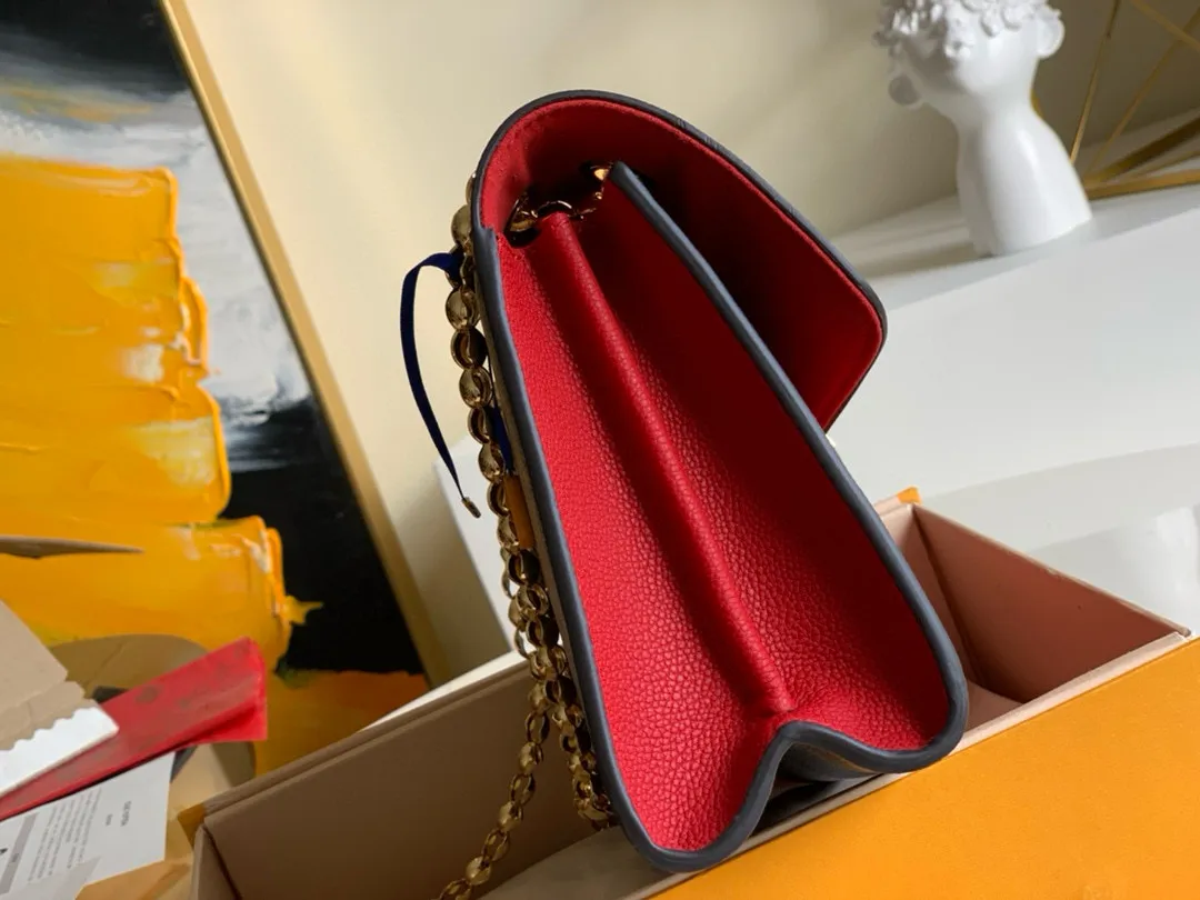 💰1040 (steel chain) top original item [Exclusive real shot M41731] VICTOIRE is made of Monogram canvas with colored calfskin. This brand new Victoire bag has a shiny metal buckle and sliding chain style. Size: 26*17*9cm Y2020