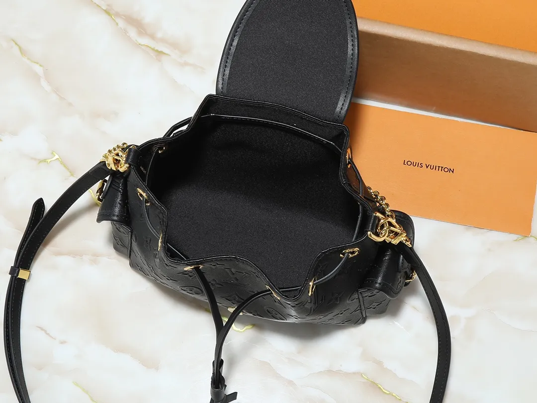 💰280💰Upgraded from the original M25554 MM25085 Odyssée handbag from the 2025 Early Fall series, it cleverly recalls the Excursion backpack design of the 2024 Cruise Early Spring series, paying tribute to Louis Vuitton's travel heritage with a classic touch. The cowhide leather body is decorated with the Monogram Bold pattern, and the decorative buckle and detachable chain are the finishing touches. The side pockets allow you to easily carry your keys or lipstick. Dimensions: 27.0 x 17.0 x 12.0 cm (length x height x width)