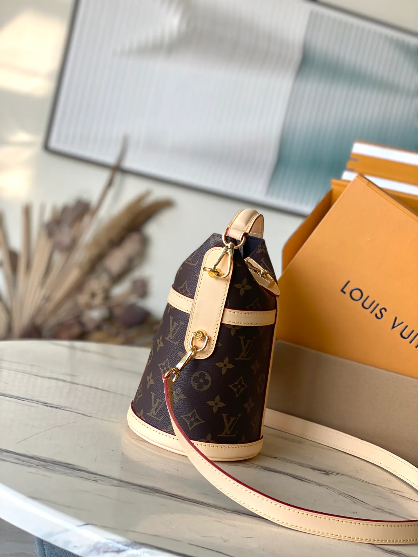 💰900 (steel hardware) top original order M43587 The much-loved Duffle handbag in the 2018 spring and summer series is an improved design by Nicolas Ghesquière, the artistic director of women's wear. Crafted from soft Monogram canvas and finished with the finely crafted signature S-shaped clasp, this hand-carryable or shoulder-shoulder bag is a stylish accessory for day or evening wear. Dimensions: 22 x 23 x 14 cm