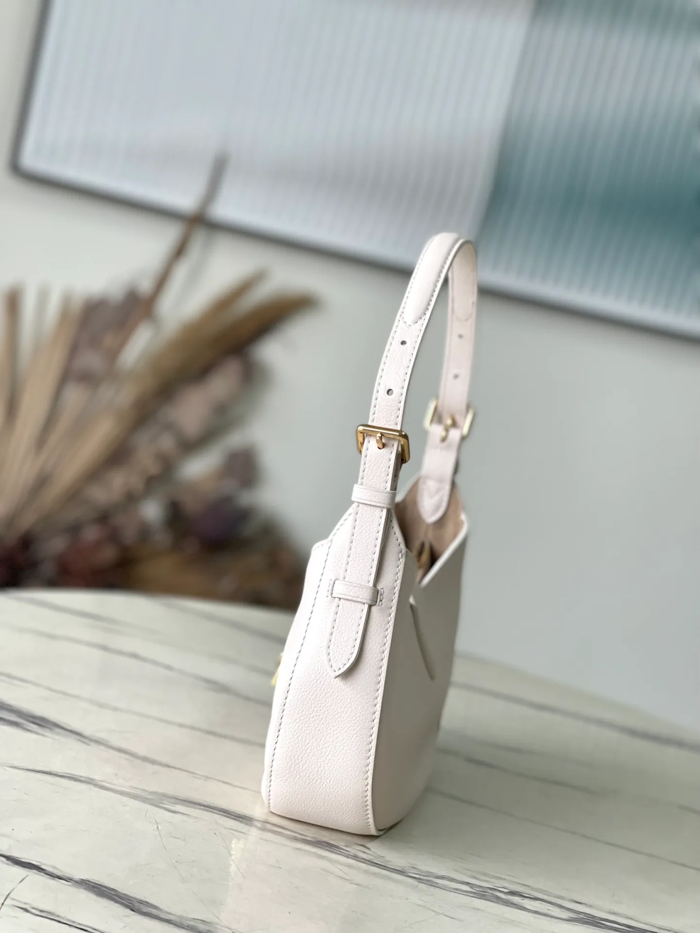 💰1020 (top layer leather) top original order M24990 white. This Low Key Shoulder Bag once again proves the brand's exquisite craftsmanship with its gorgeous design. Soft cow leather is dip-dyed in a calm tone. The adjustable shoulder size and suede inner panel add a sophisticated touch. The classic V strap ensures the safety of your belongings without skin. Dimensions: 26 × 18 × 7 cm