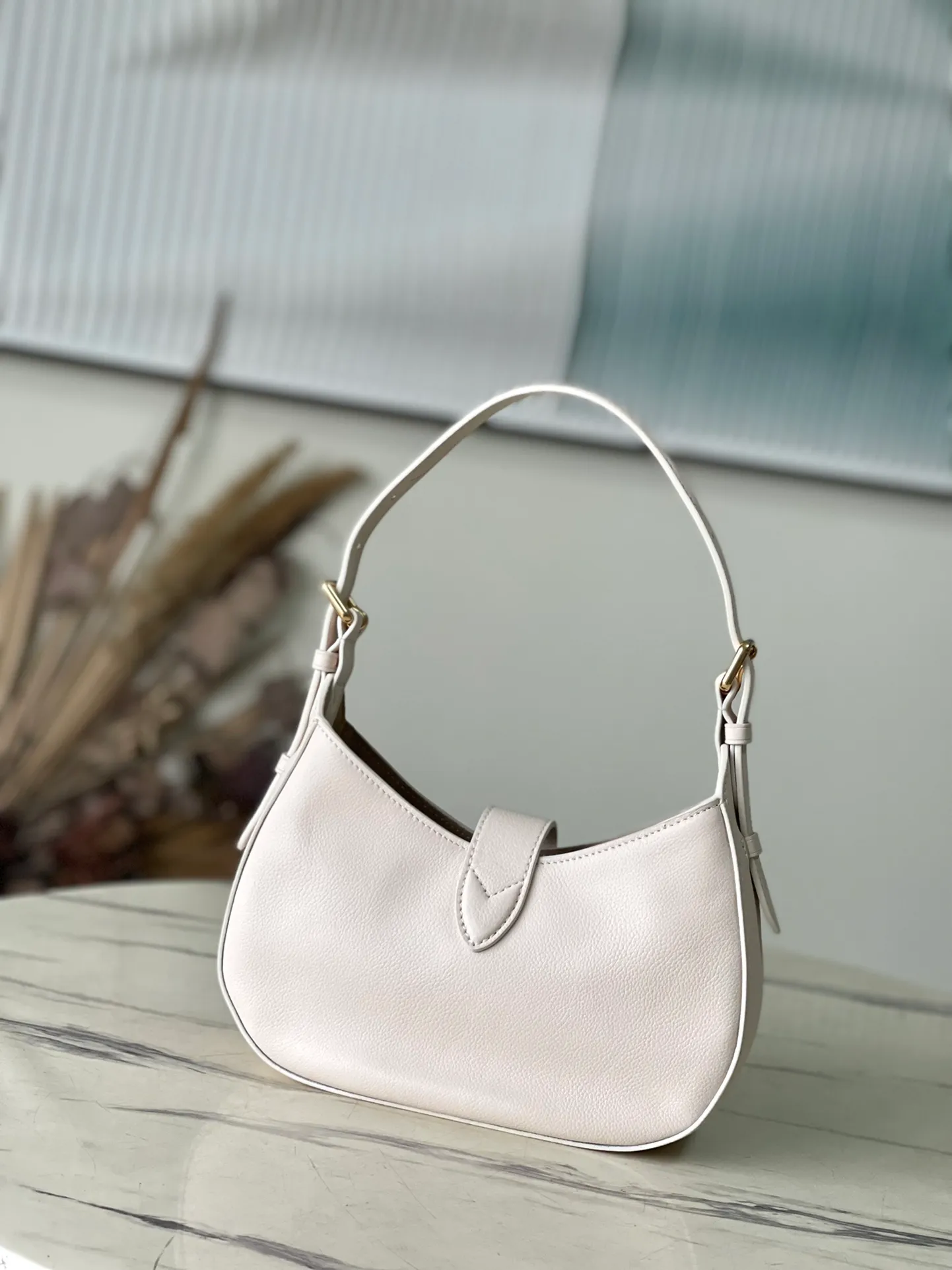 💰1020 (top layer leather) top original order M24990 white. This Low Key Shoulder Bag once again proves the brand's exquisite craftsmanship with its gorgeous design. Soft cow leather is dip-dyed in a calm tone. The adjustable shoulder size and suede inner panel add a sophisticated touch. The classic V strap ensures the safety of your belongings without skin. Dimensions: 26 × 18 × 7 cm