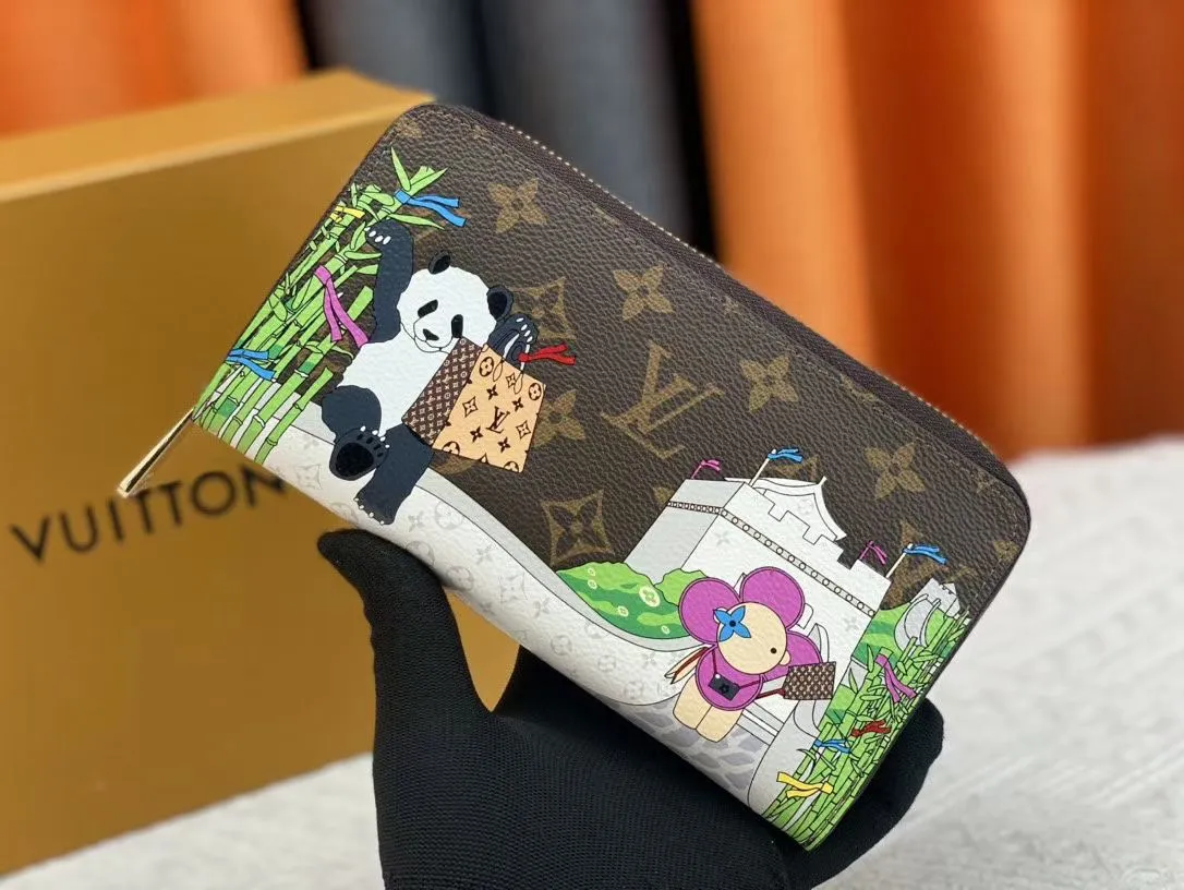P150💰 M80857M60017 Japan limited wallet "Gibby Wallet", printed with Louis Vuitton's cute mascot "Vivian" illustration on single gram canvas. Brightly colored kites and cute mascots are combined, embellished with tiny single flowers. This is a collectible item that is perfect as a gift for those who love singles. Size: 19x 12.5x 3.0cm, 🎁🎁