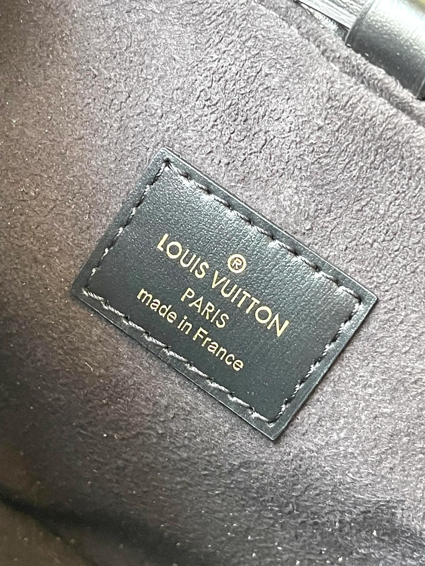 💰840 Top original order M82885 supports counter inspection. The photo taken of duty-free goods is consistent with the product and has not been unpacked. This product is an exclusive duty-free product in the market and is the highest-end product. Inspection is supported. This product has passed strict inspection and is flawless. Please wear gloves when touching the product. This product is not returnable or exchangeable. Please confirm the product first and then remove the label on the handle. This product is temporarily not open to the public, only regular customers, and is in short supply. Dimensions: 11.5 x 11.5 x 11.5 cm